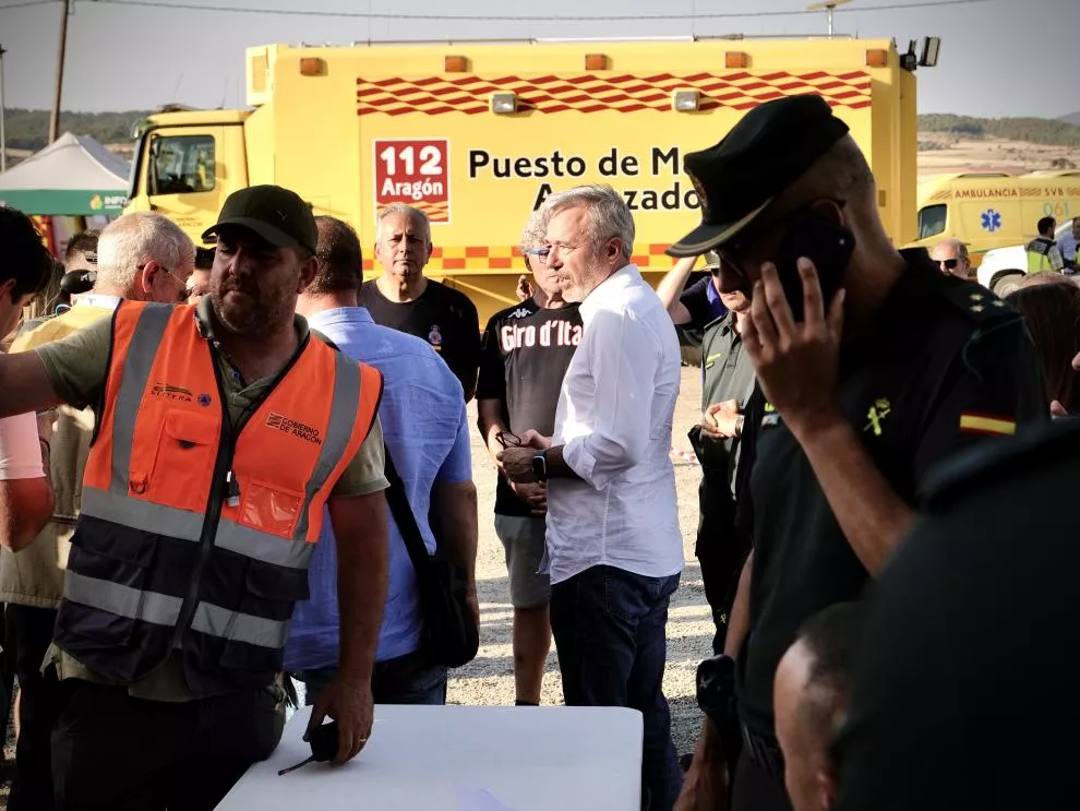 Azcón sigue la evolución del incendio desde el Puesto de Mando Avanzado de Alcampell.