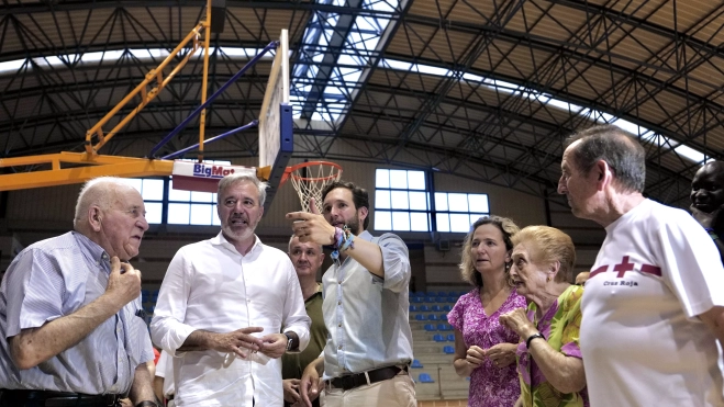 Encuentro con los vecinos de Azanuy atendidos en el Polideportivo Los Olímpicos de Monzón. Encuentro con los vecinos de Azanuy atendidos en el Polideportivo Los Olímpicos de Monzón.