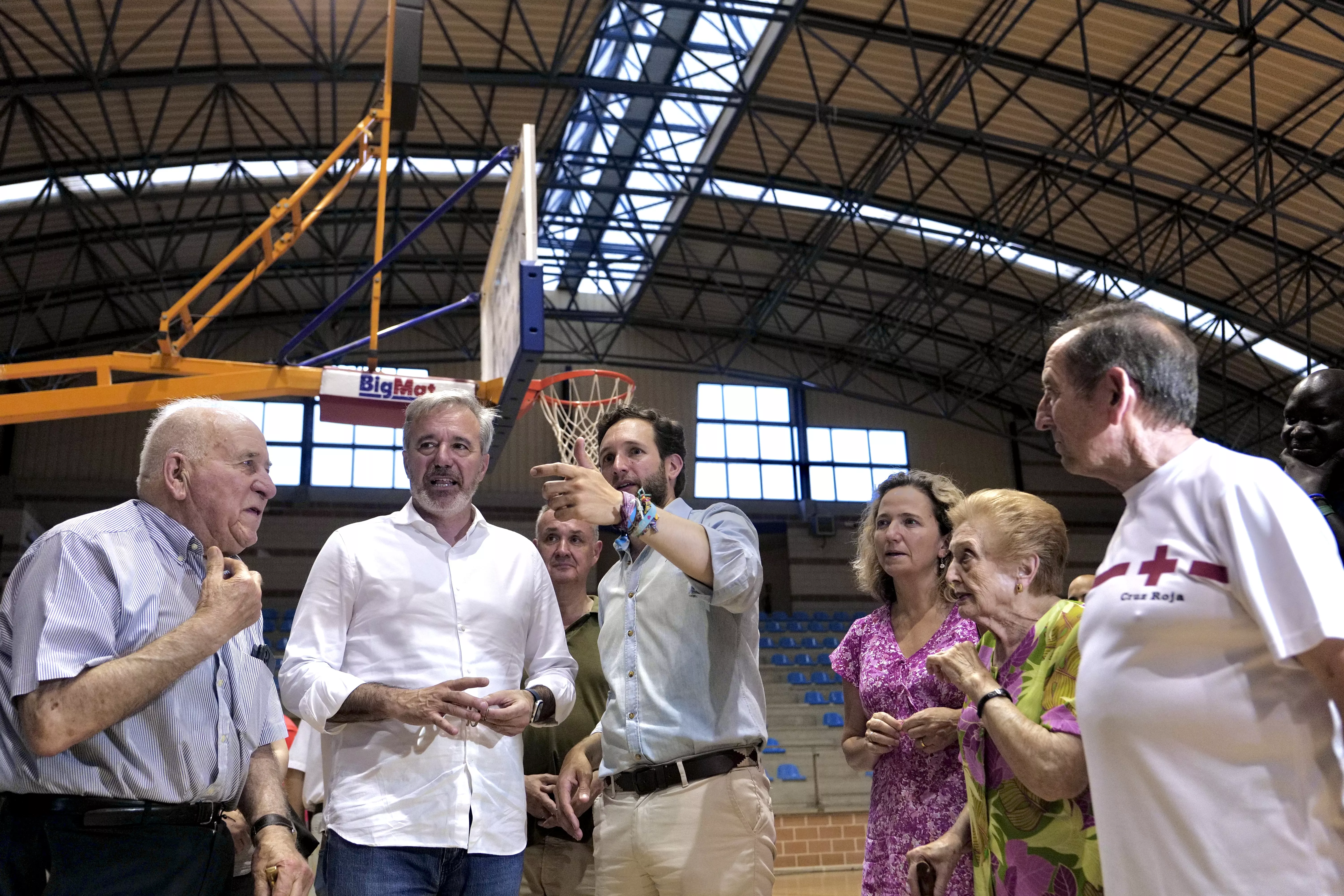 Jorge Azcón ha visitado a los vecinos de Azanuy en el Polideportivo Los Olímpicos de Monzón.