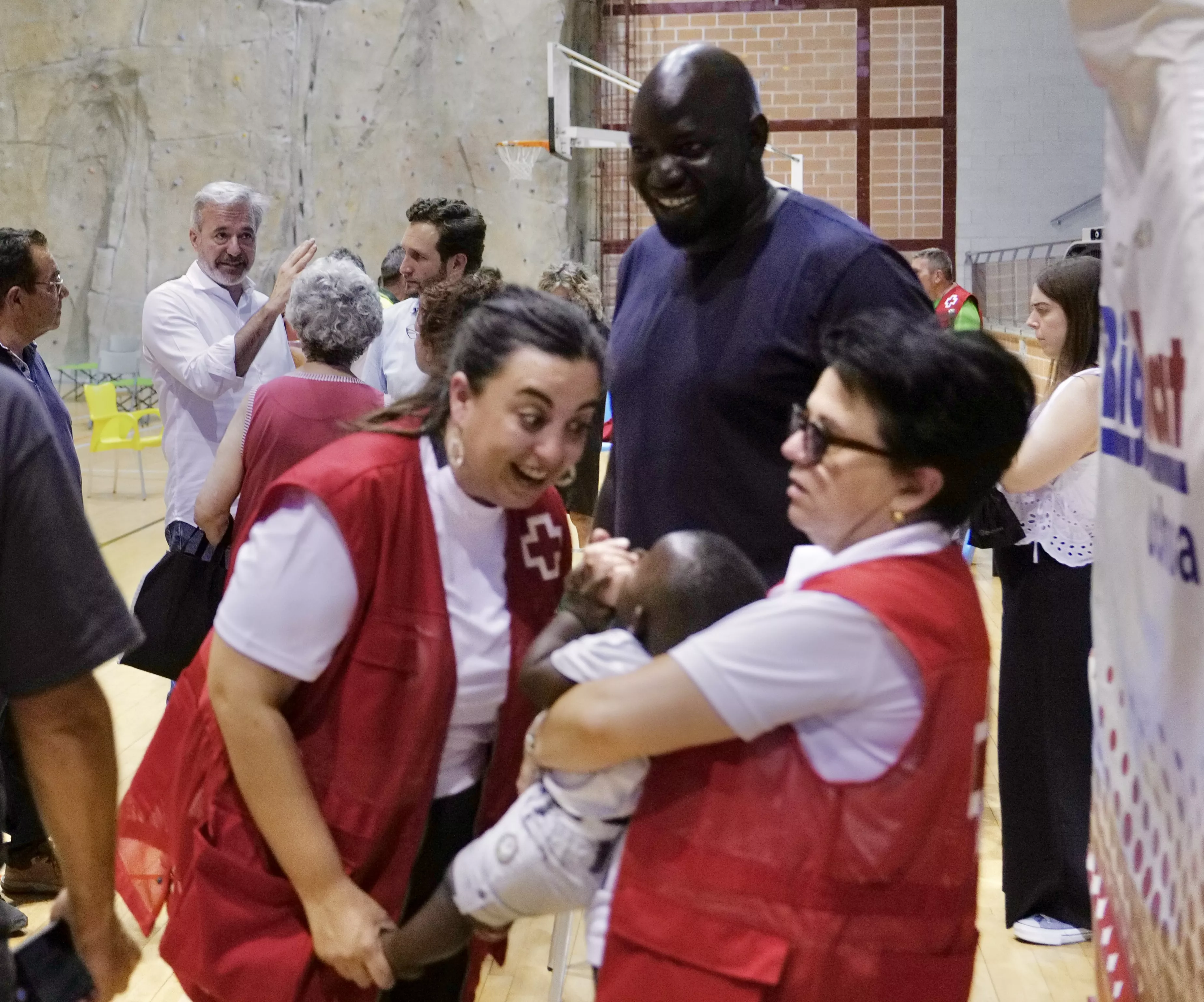 Vecinos de Azanuy en el Polideportivo Los Olímpicos de Monzón.