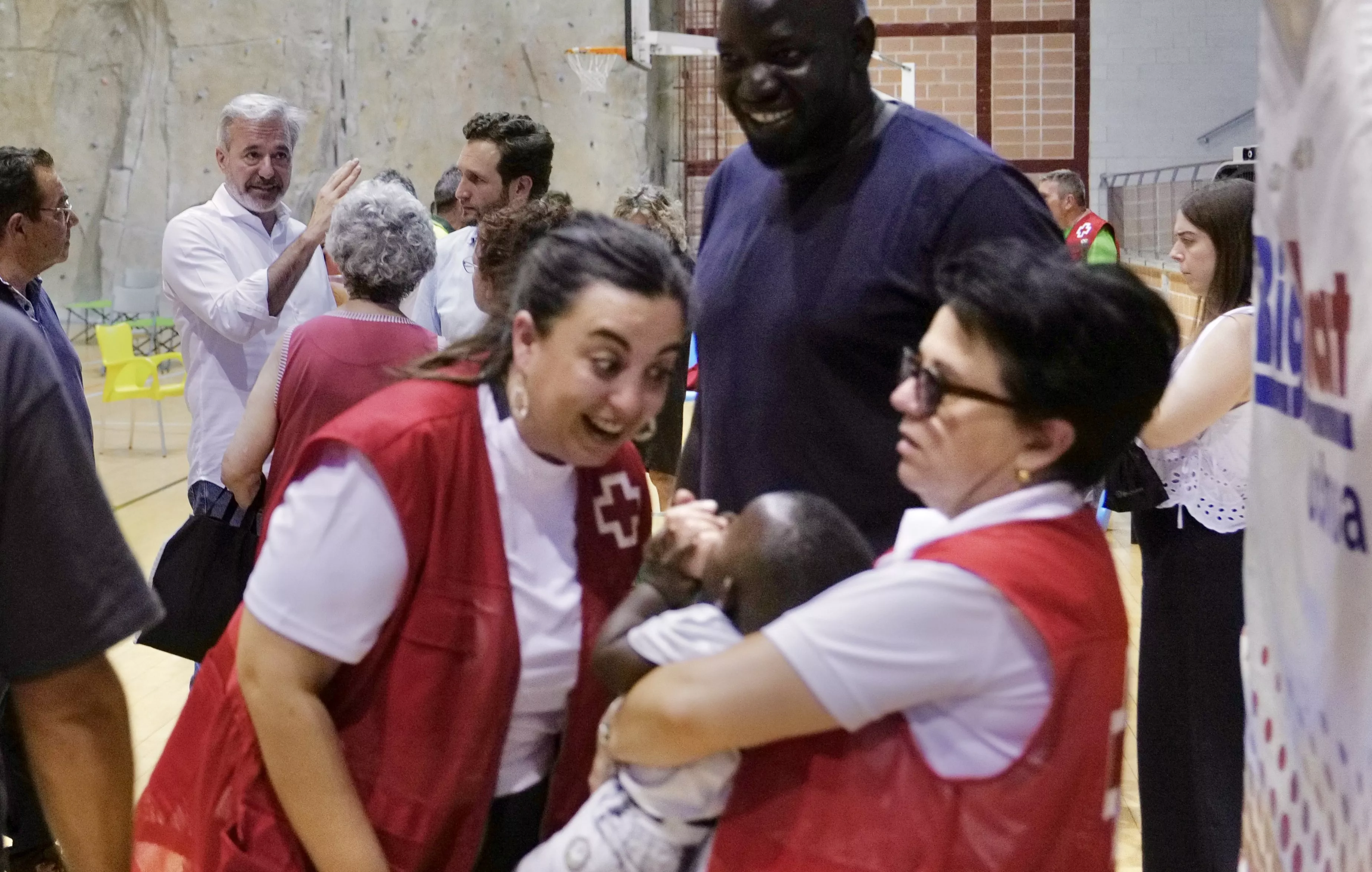 Vecinos de Azanuy acogidos en el Polideportivo Los Olímpico de Monzón tras ser desalojados de sus viviendas por el incendio en Tamarite.