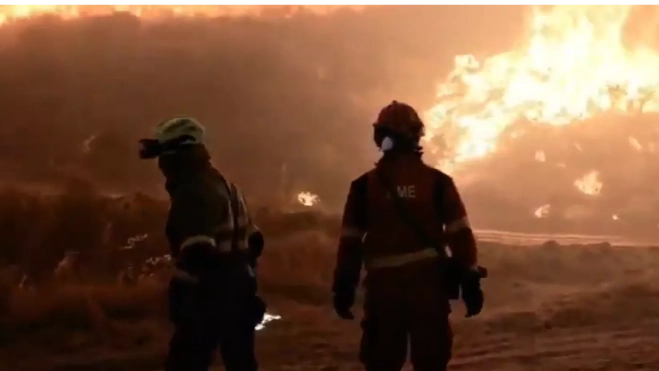 Trabajos contra el fuego la pasada noche por parte de la UME.
