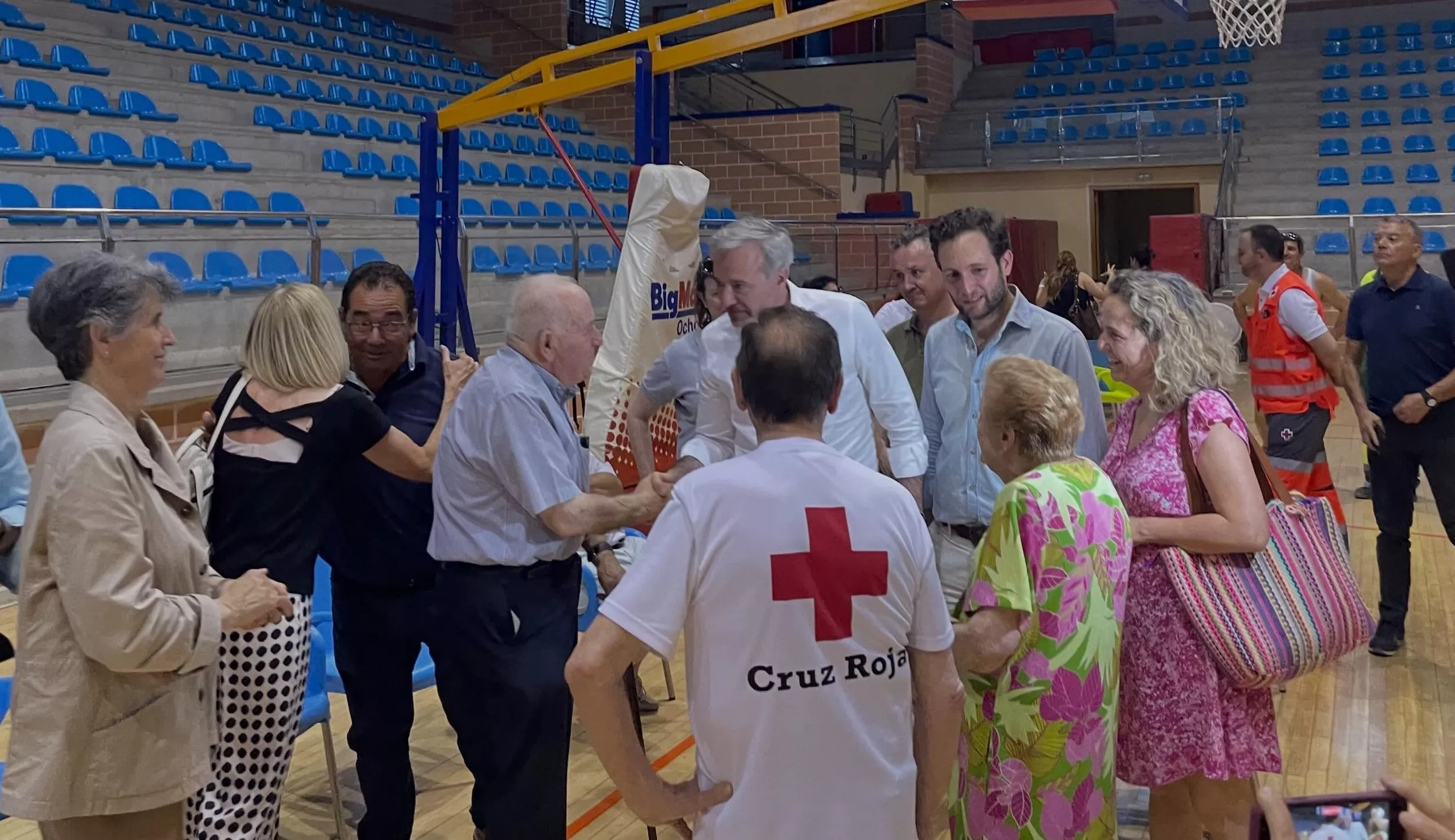 Vecinos de Azanuy en el Polideportivo Los Olímpicos de Monzón.