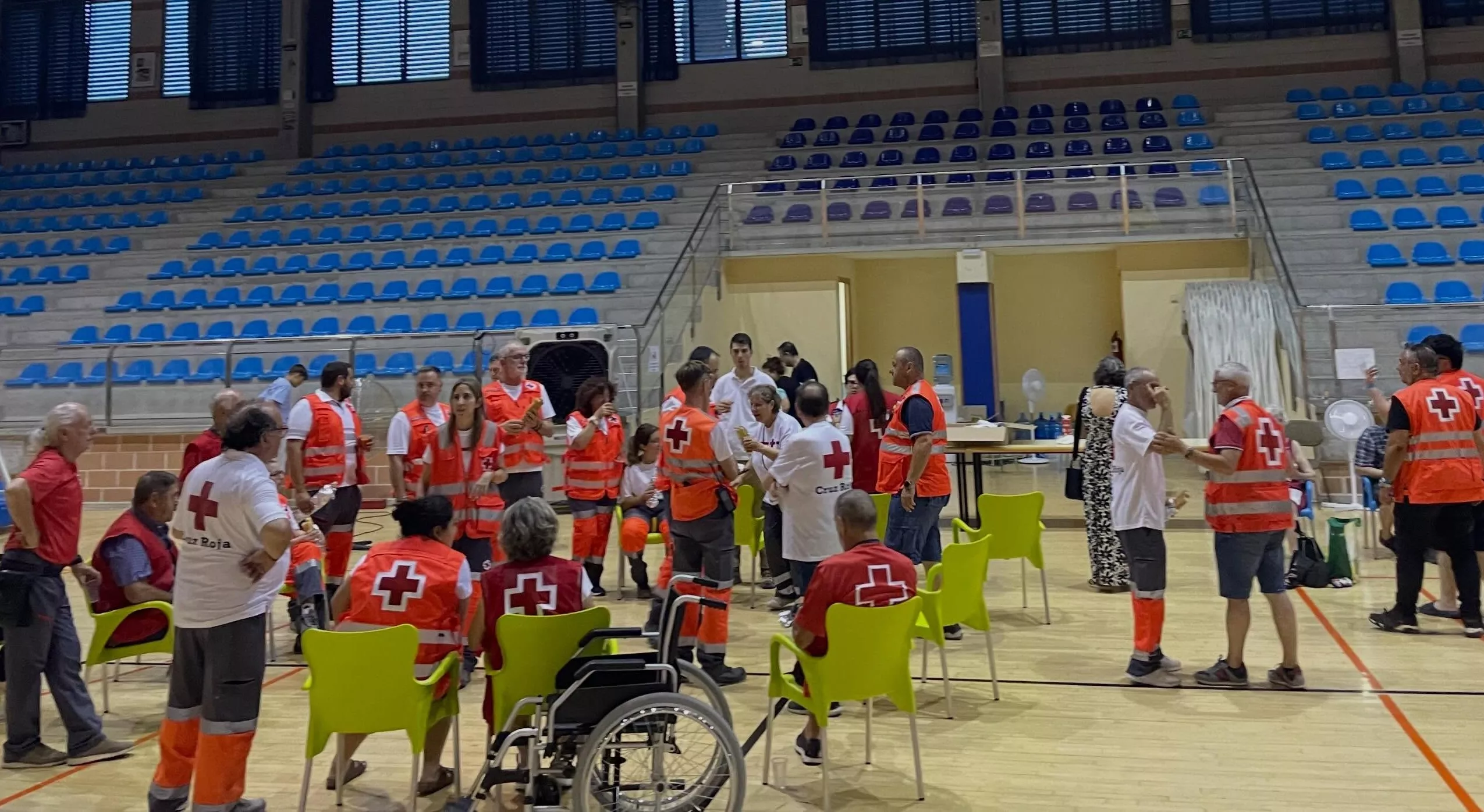 Vecinos de Azanuy en el Polideportivo Los Olímpicos de Monzón.