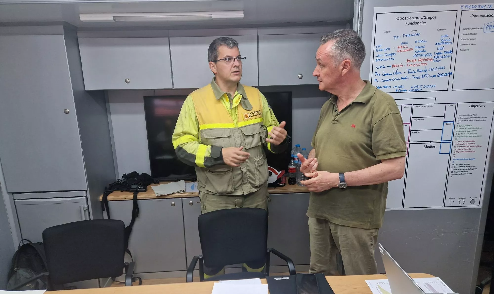 Luis Biendicho junto con el director del operativo del Infoar, Francho Aso, en el Puesto de Mando Avanzado de Alcampell.