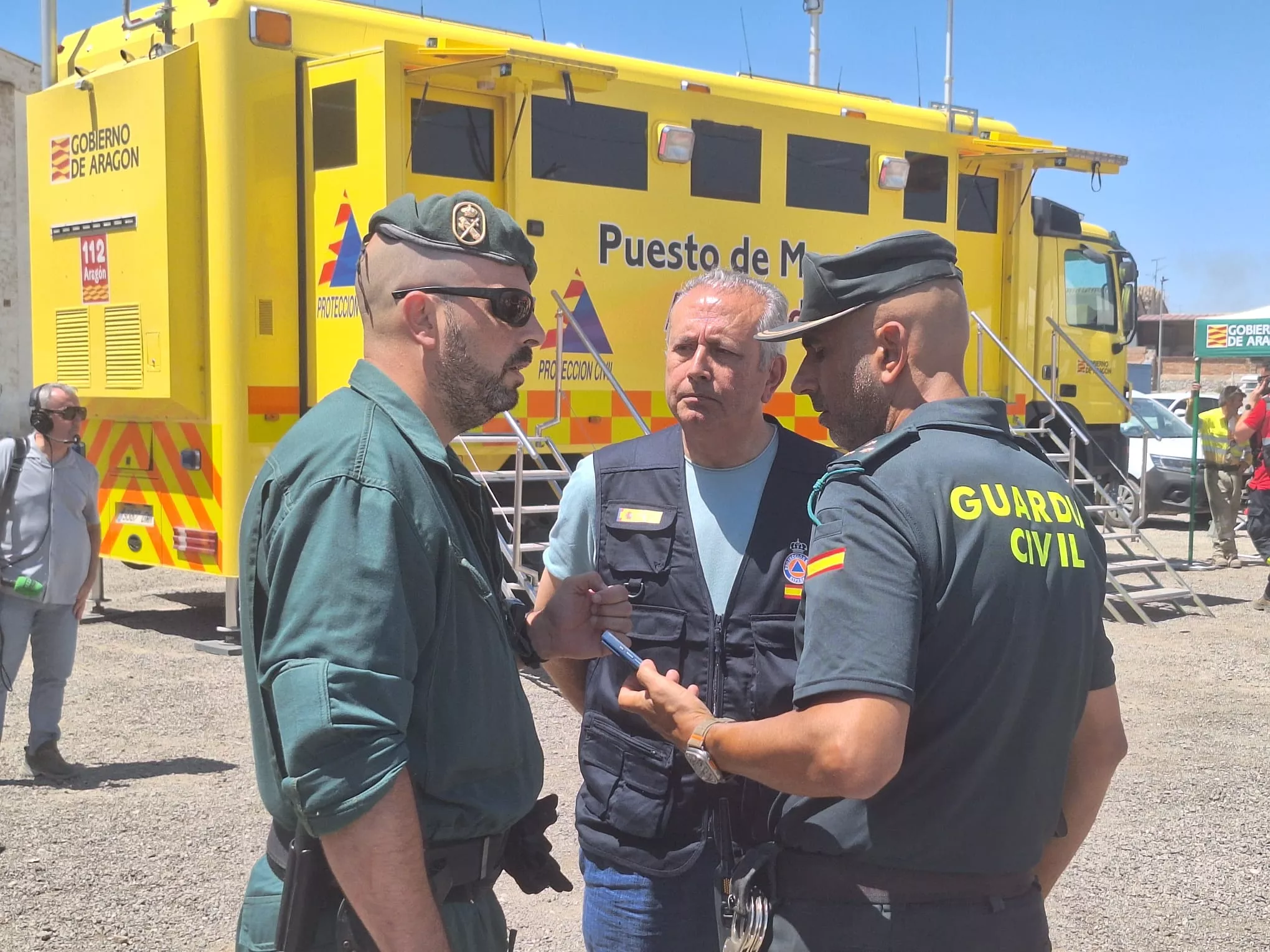 Carlos Campo con agentes de la Guardia Civil en el Puesto de Mando Avanzado.