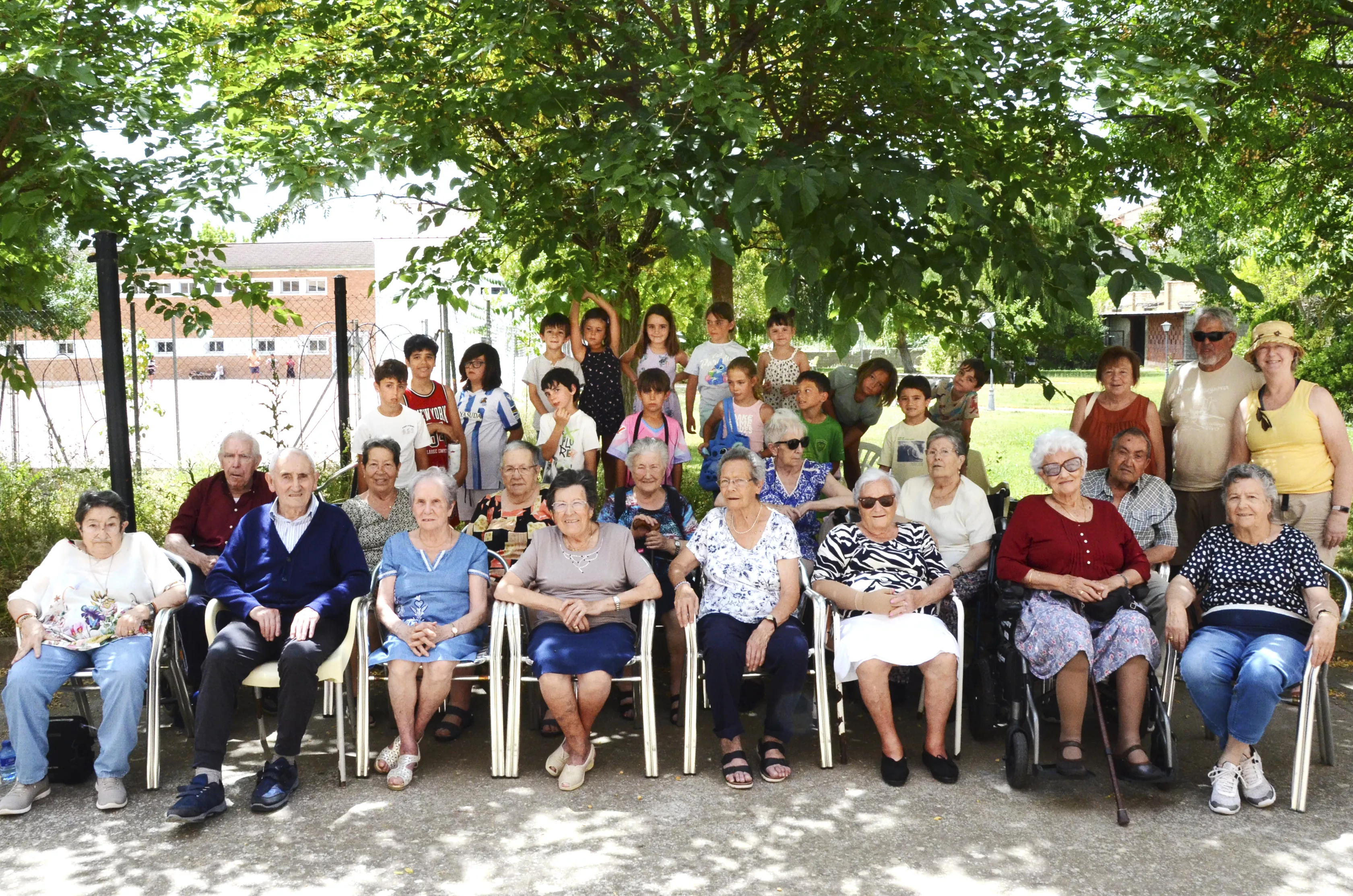 Abuelos y niños en torno a "Sonidos de colores. Muros con voz"