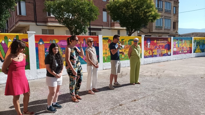 Foto de los intervinientes frente a los murales