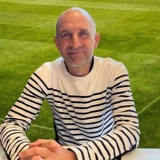 Chente regresa a la Escuela de Fútbol Oscense.