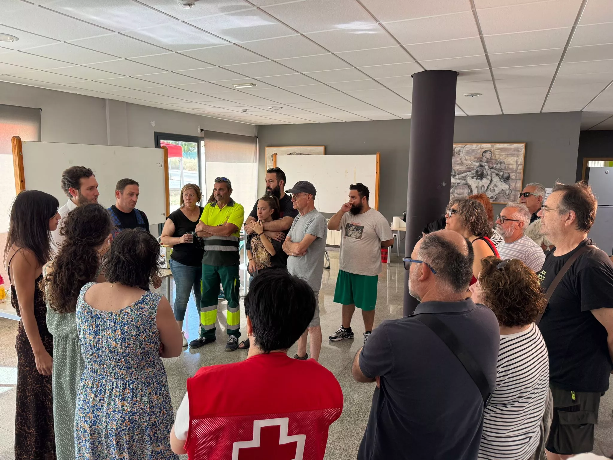 Claver informa a los vecinos desalojados por el incendio de Tamarite en la residencia de Deportistas.