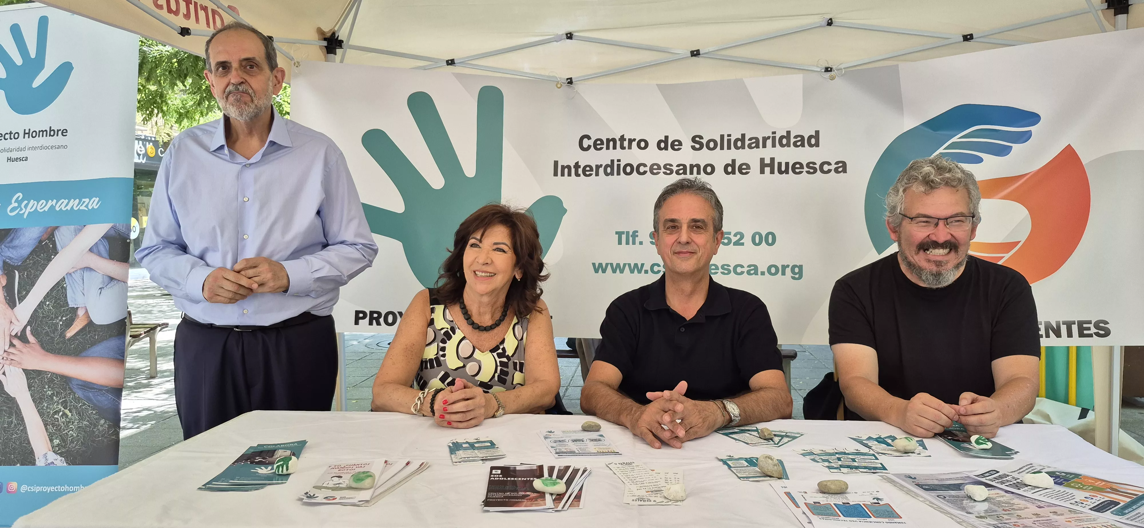 Responsables del Centro de Solidaridad Interdiocesano-Proyecto Hombre Huesca, en la plaza Concepción Arenal. Foto Myriam Martínez