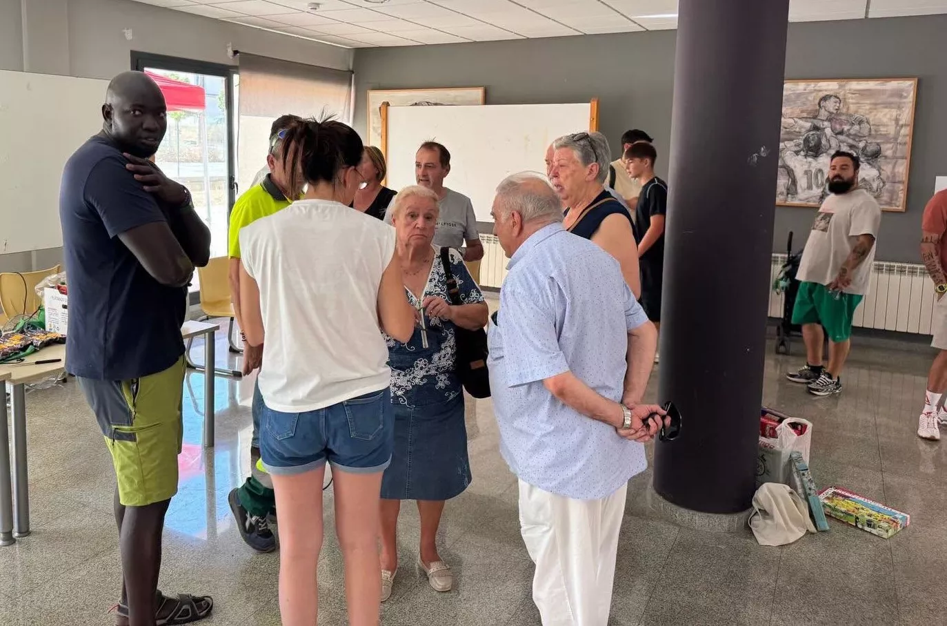 Isaac Claver con vecinos de Azanuy alojados en la Residencia de Deportistas de Monzón.