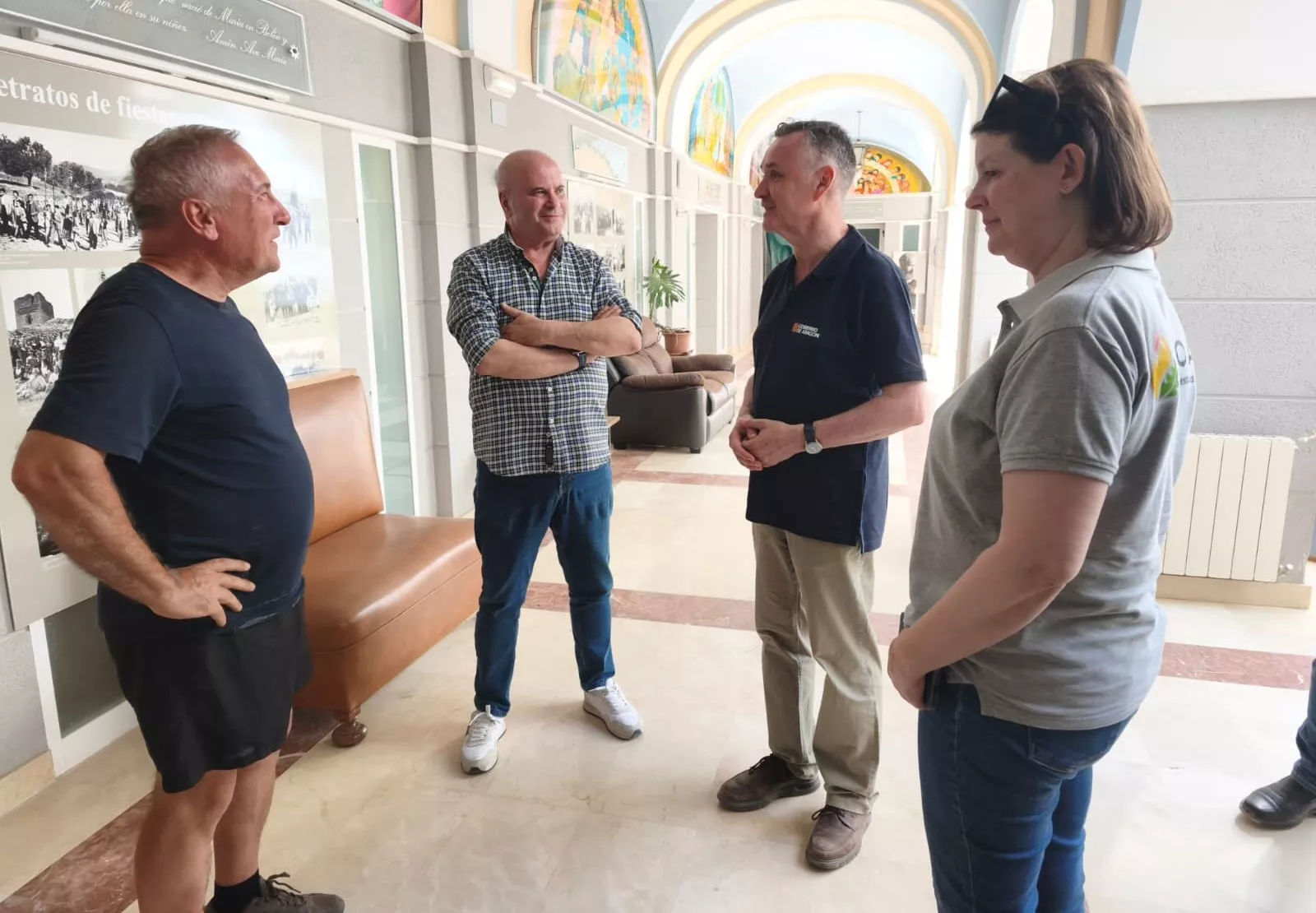 Luis Biendicho visita a los vecinos de Calasanz alojados en Escolapios en Peralta de la Sal.