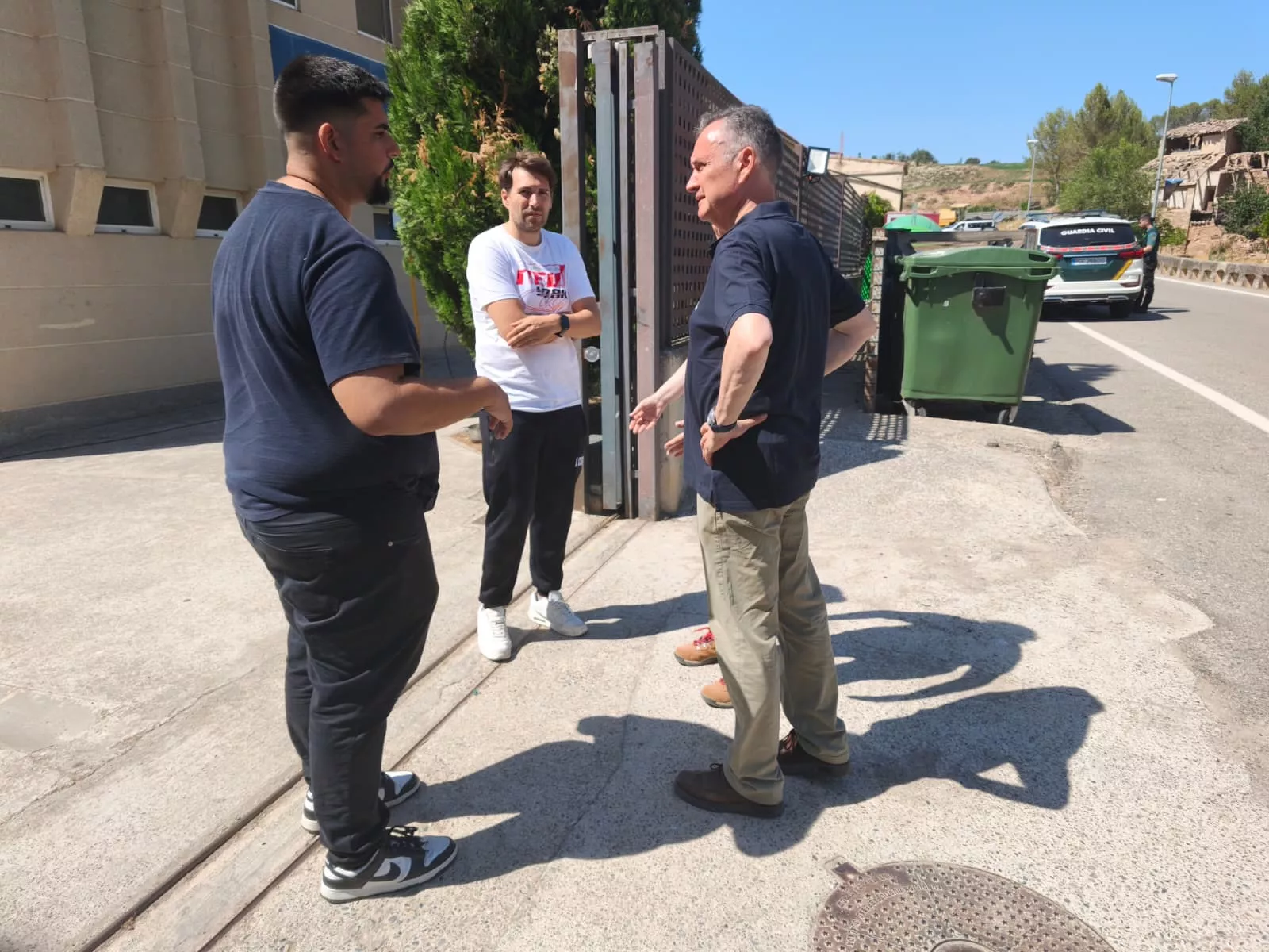 Luis Biendicho visita a los vecinos de Calasanz alojados en Escolapios en Peralta de la Sal.
