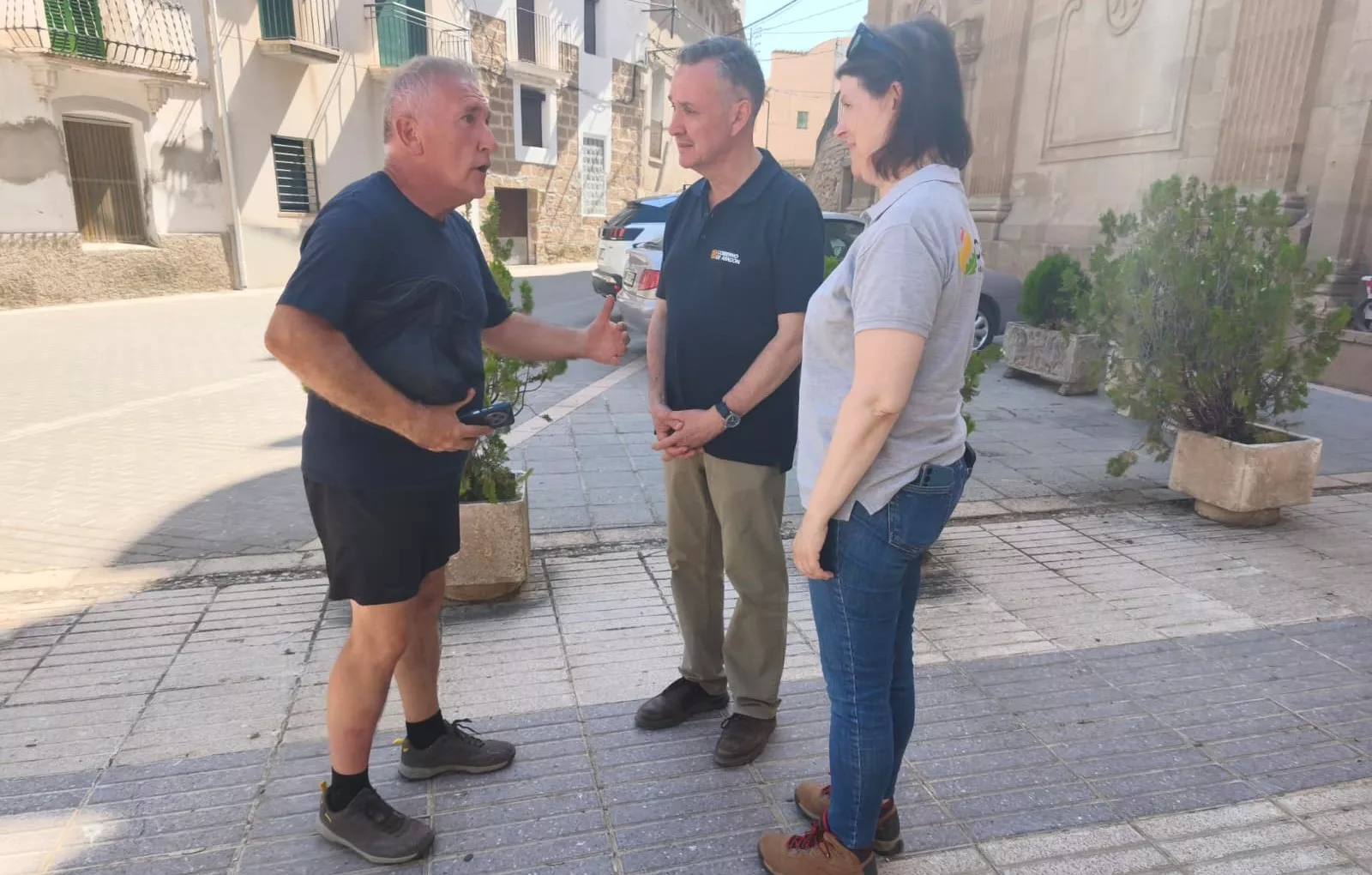 Luis Biendicho visita a los vecinos de Calasanz alojados en Escolapios en Peralta de la Sal.