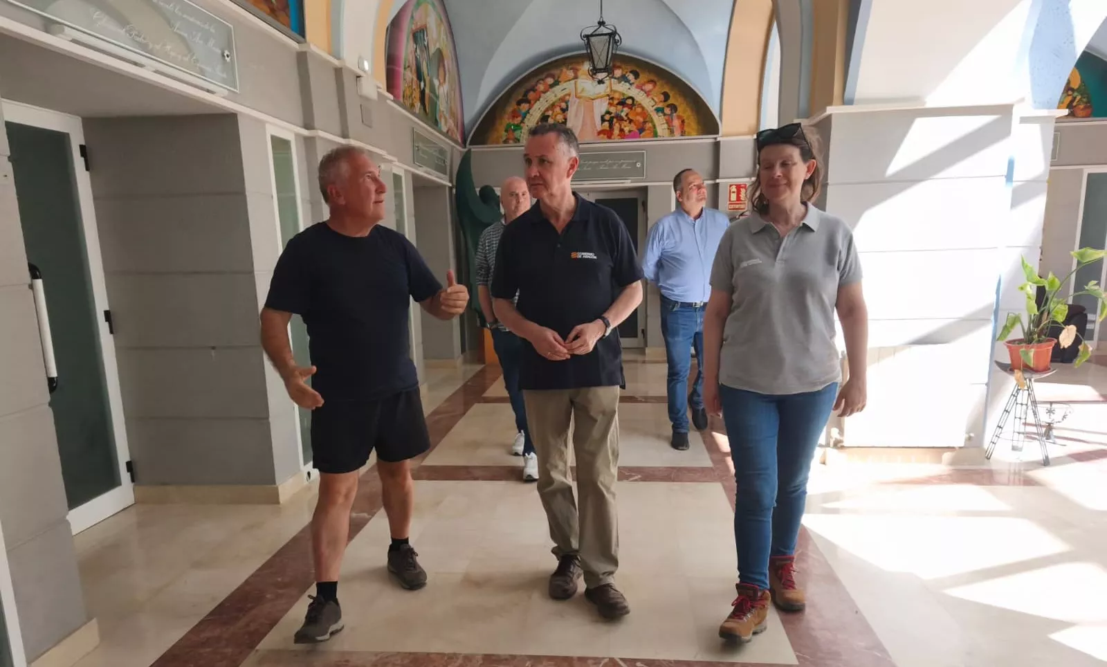 Luis Biendicho visita a los vecinos de Calasanz alojados en Escolapios en Peralta de la Sal.