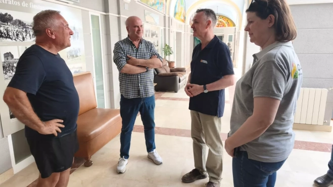 Luis Biendicho con vecinos de Calasanz en Peralta de la Sal.