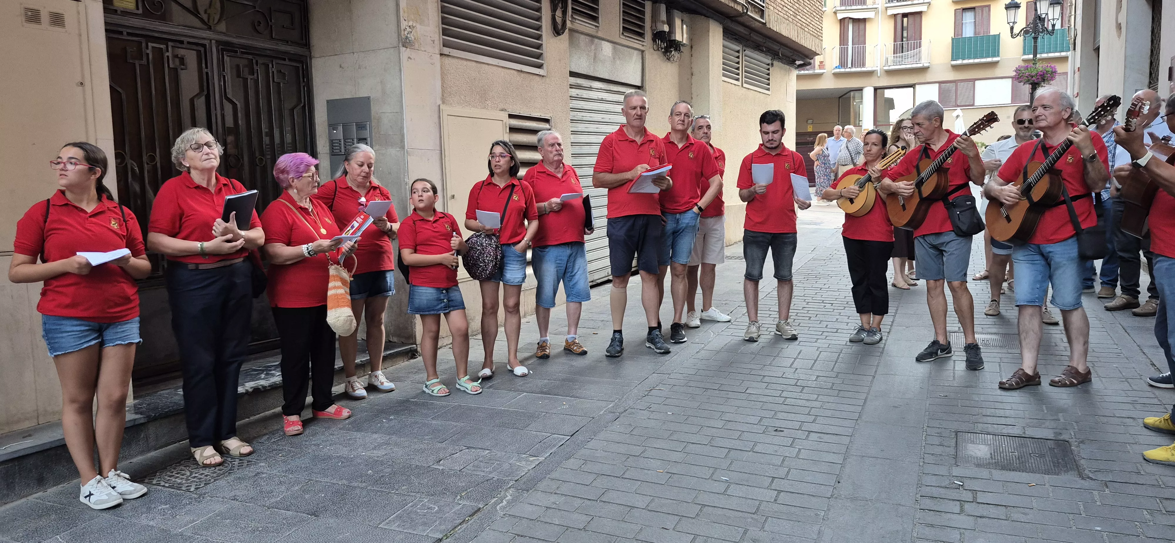 La ronda de Os Faticos en las fiestas del Casco Viejo de Huesca. Foto Myriam Martínez