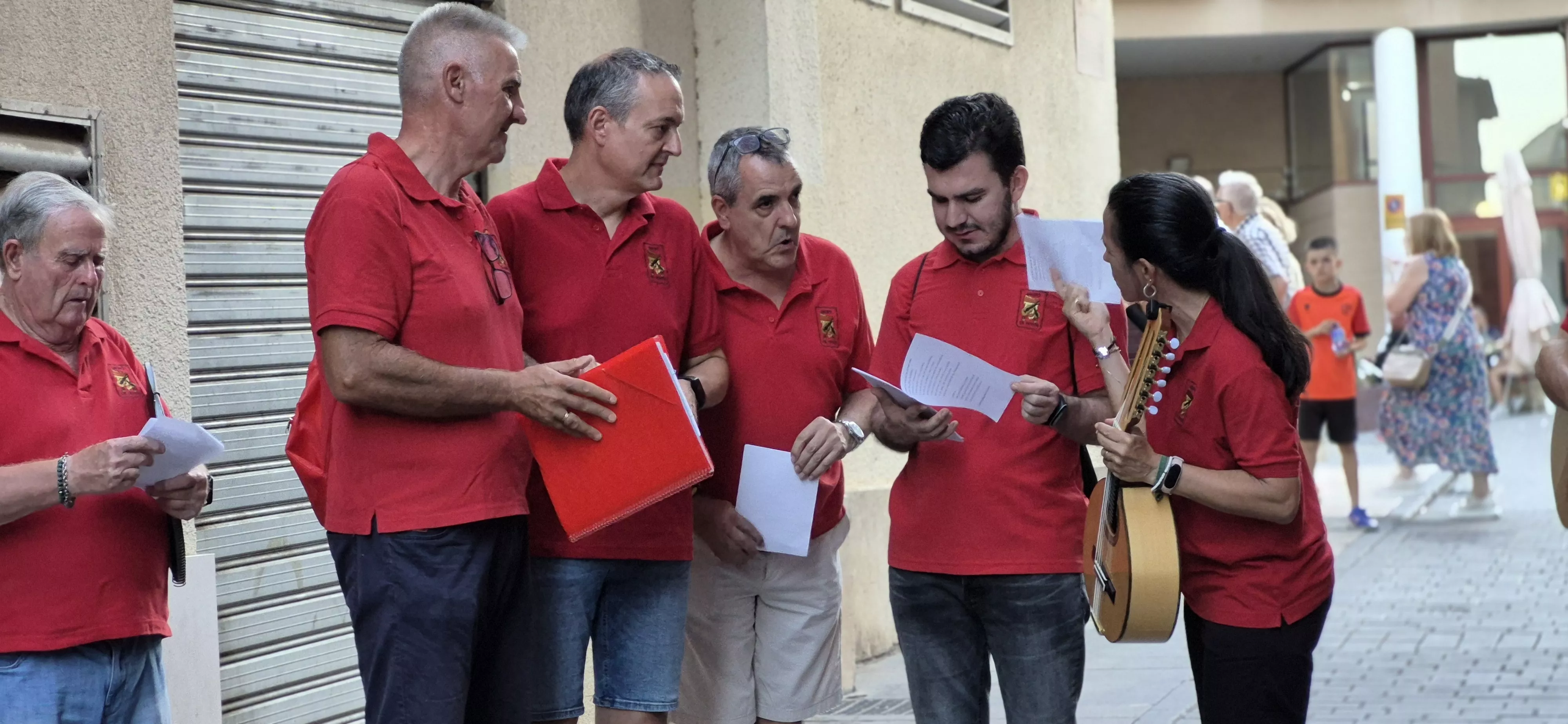 La ronda de Os Faticos en las fiestas del Casco Viejo de Huesca. Foto Myriam Martínez