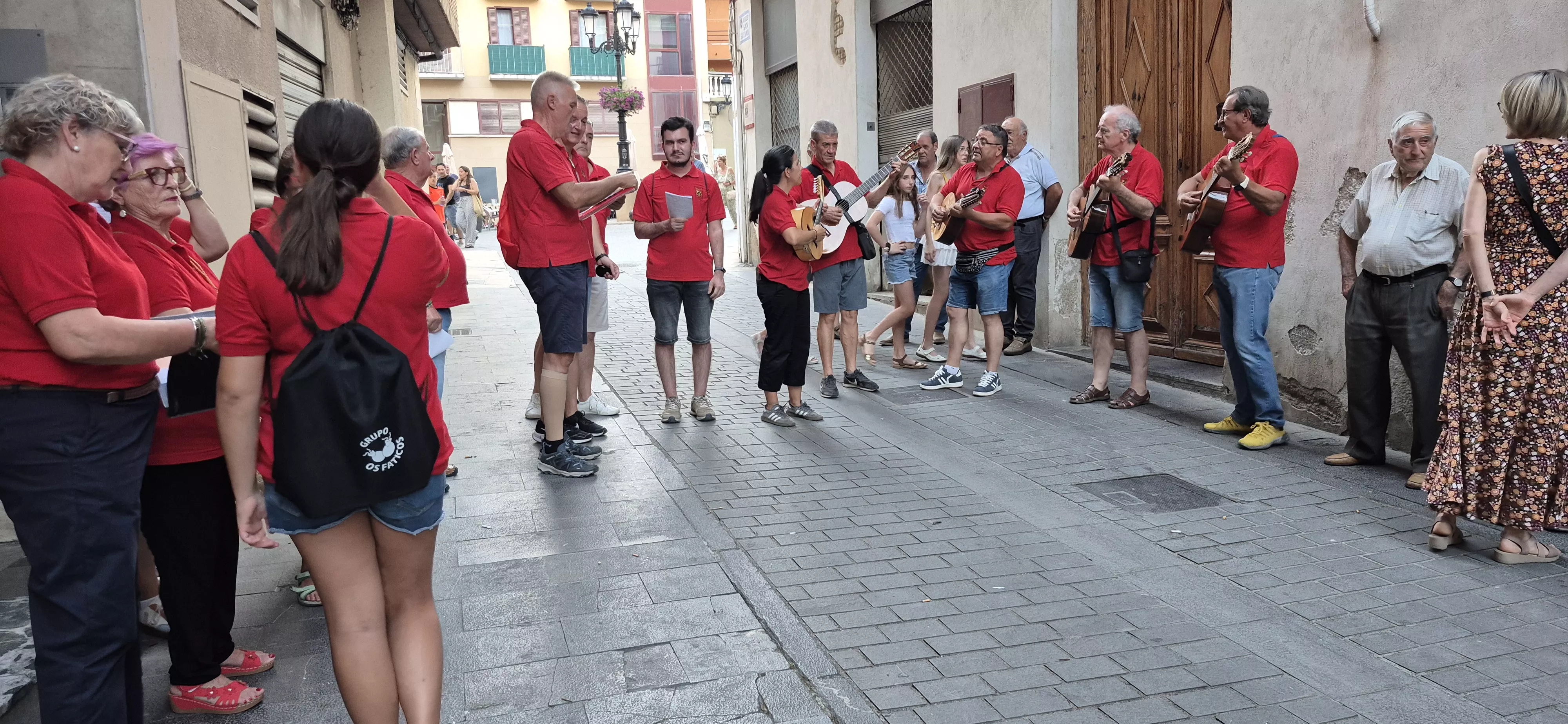 La ronda de Os Faticos en las fiestas del Casco Viejo de Huesca. Foto Myriam Martínez
