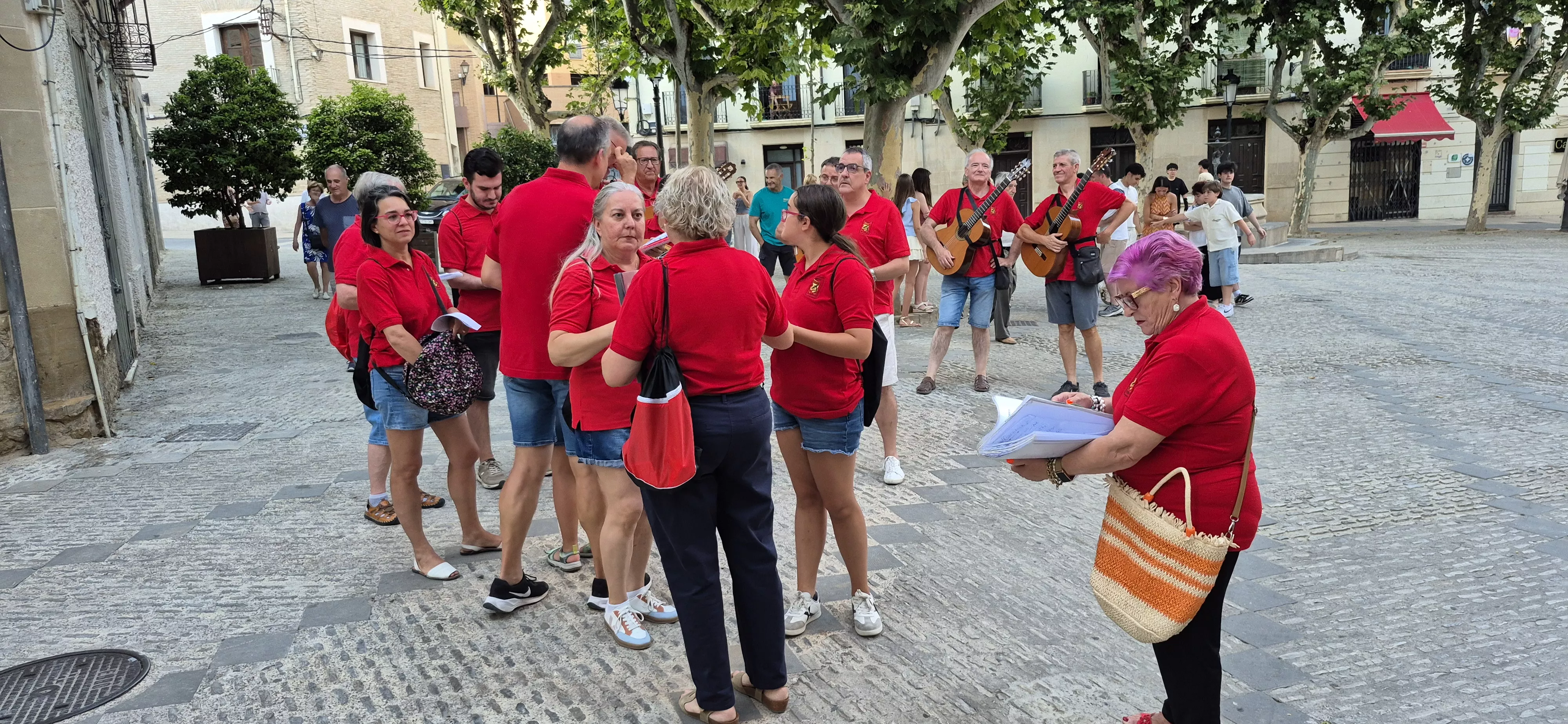 La ronda de Os Faticos en las fiestas del Casco Viejo de Huesca. Foto Myriam Martínez