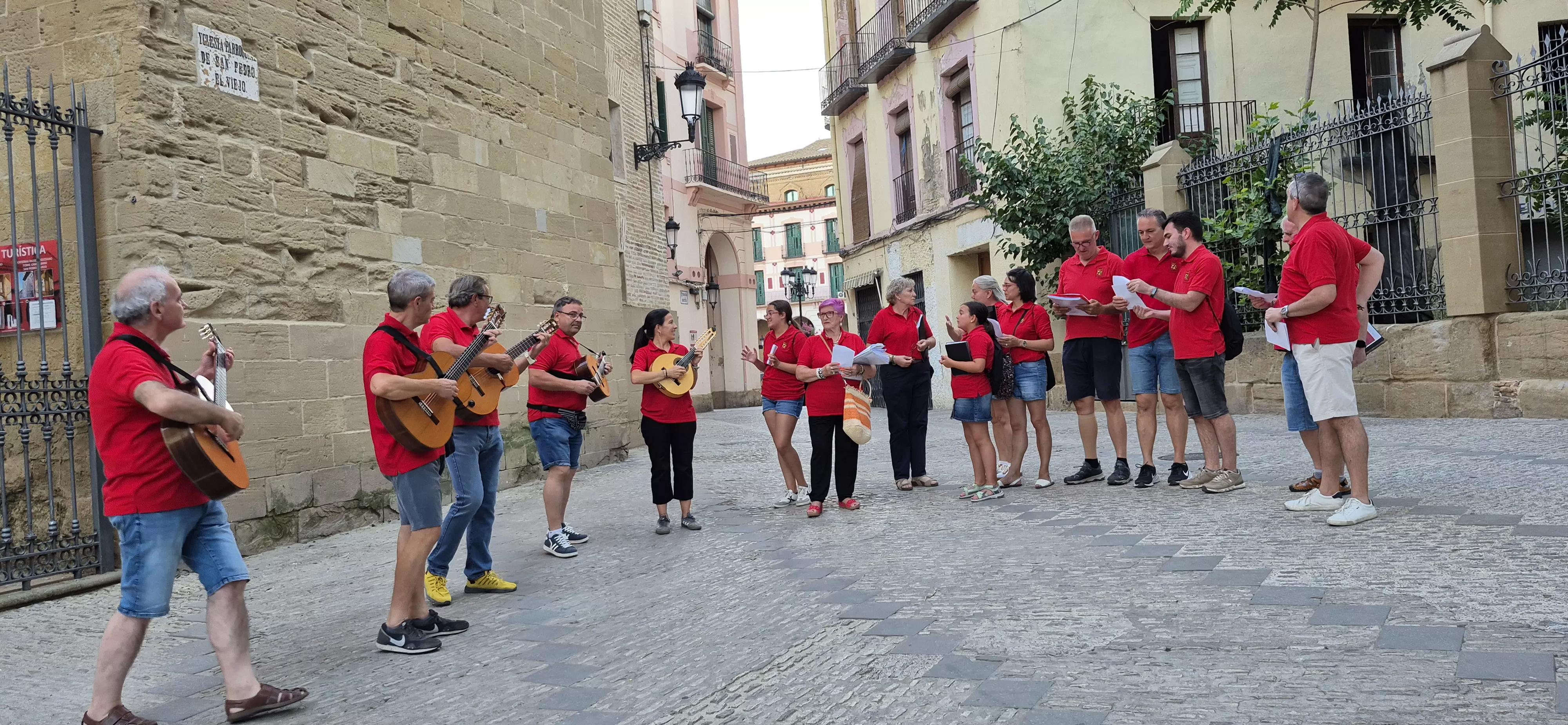 La ronda de Os Faticos en las fiestas del Casco Viejo de Huesca. Foto Myriam Martínez