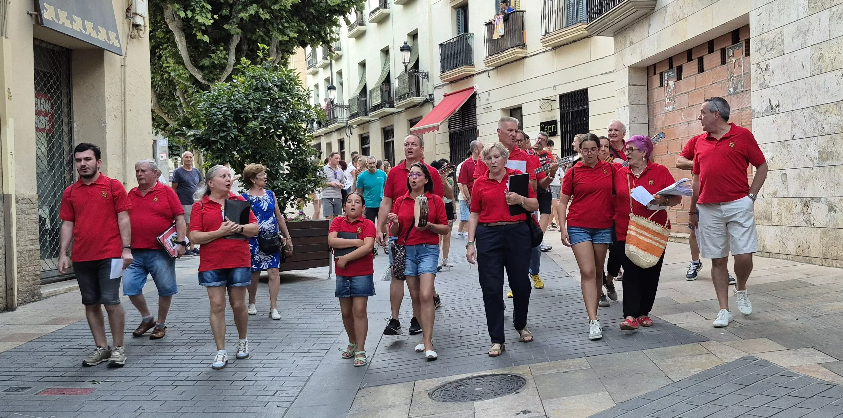 La ronda de Os Faticos en las fiestas del Casco Viejo de Huesca. Foto Myriam Martínez