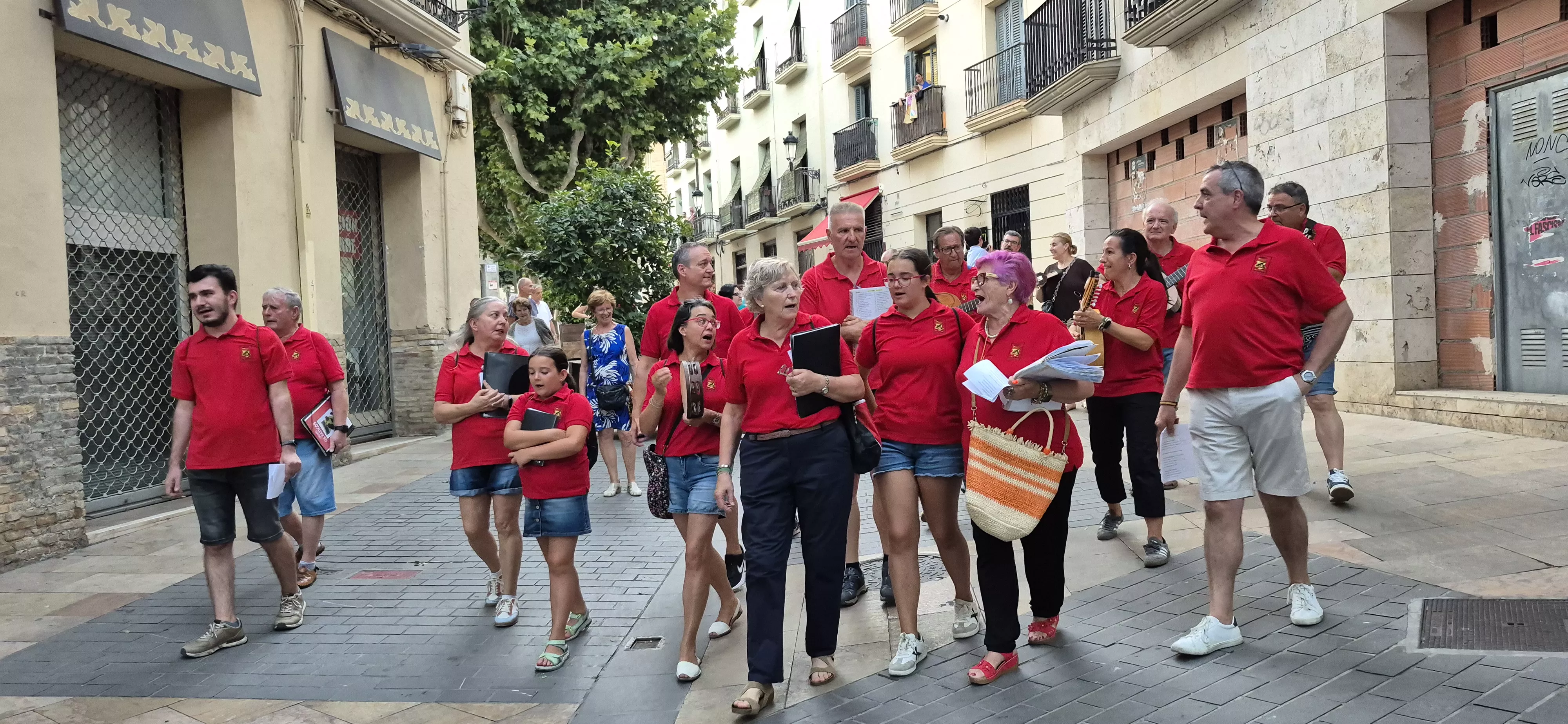 La ronda de Os Faticos en las fiestas del Casco Viejo de Huesca. Foto Myriam Martínez