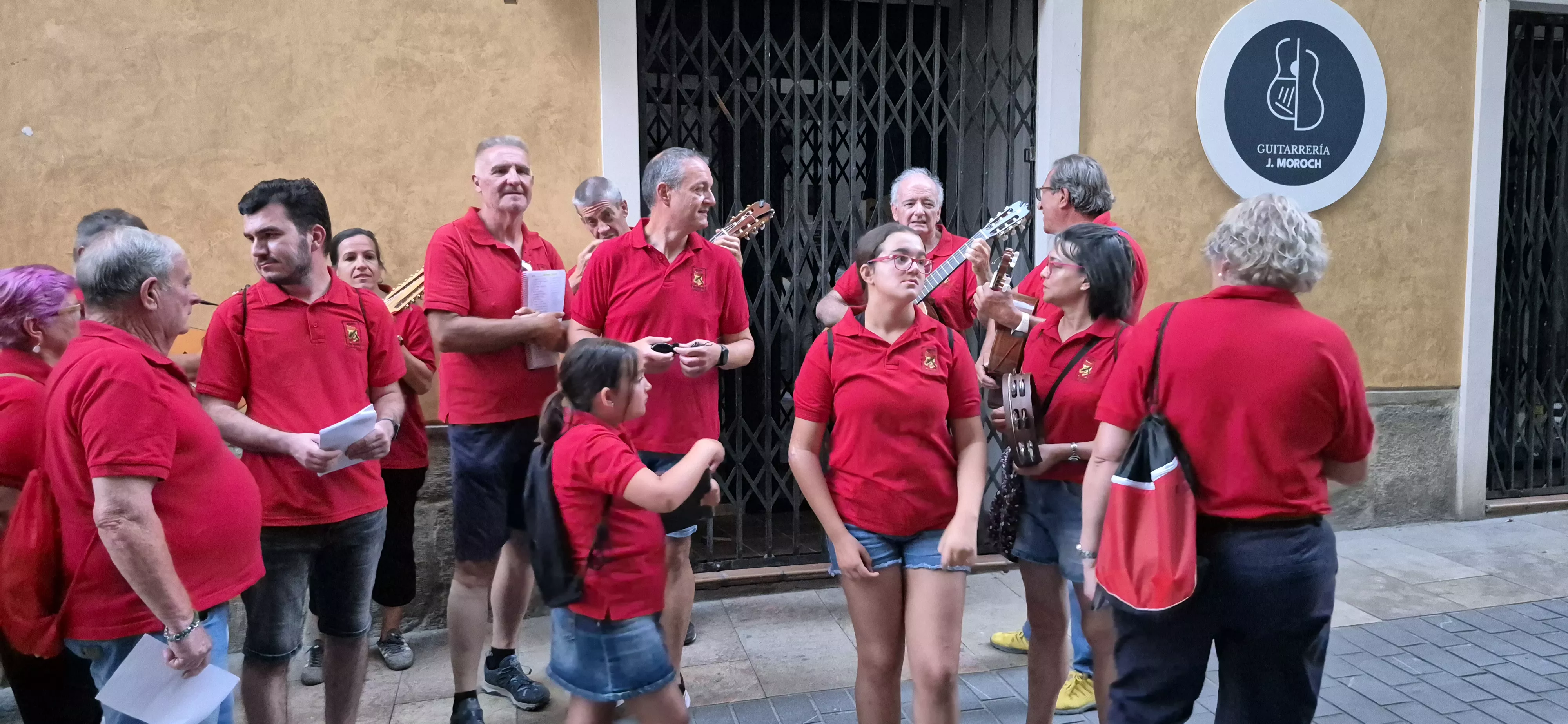 La ronda de Os Faticos en las fiestas del Casco Viejo de Huesca. Foto Myriam Martínez