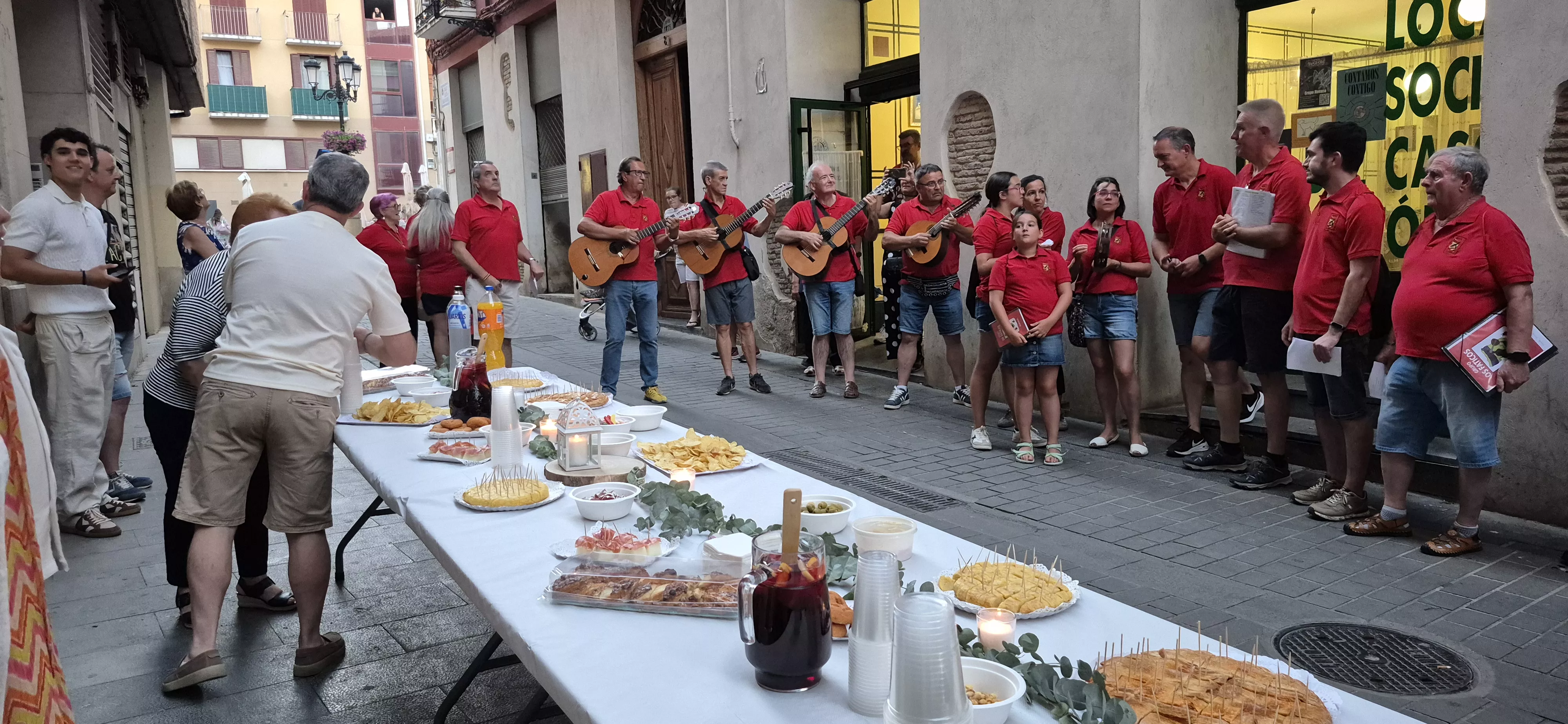 La ronda de Os Faticos en las fiestas del Casco Viejo de Huesca. Foto Myriam Martínez