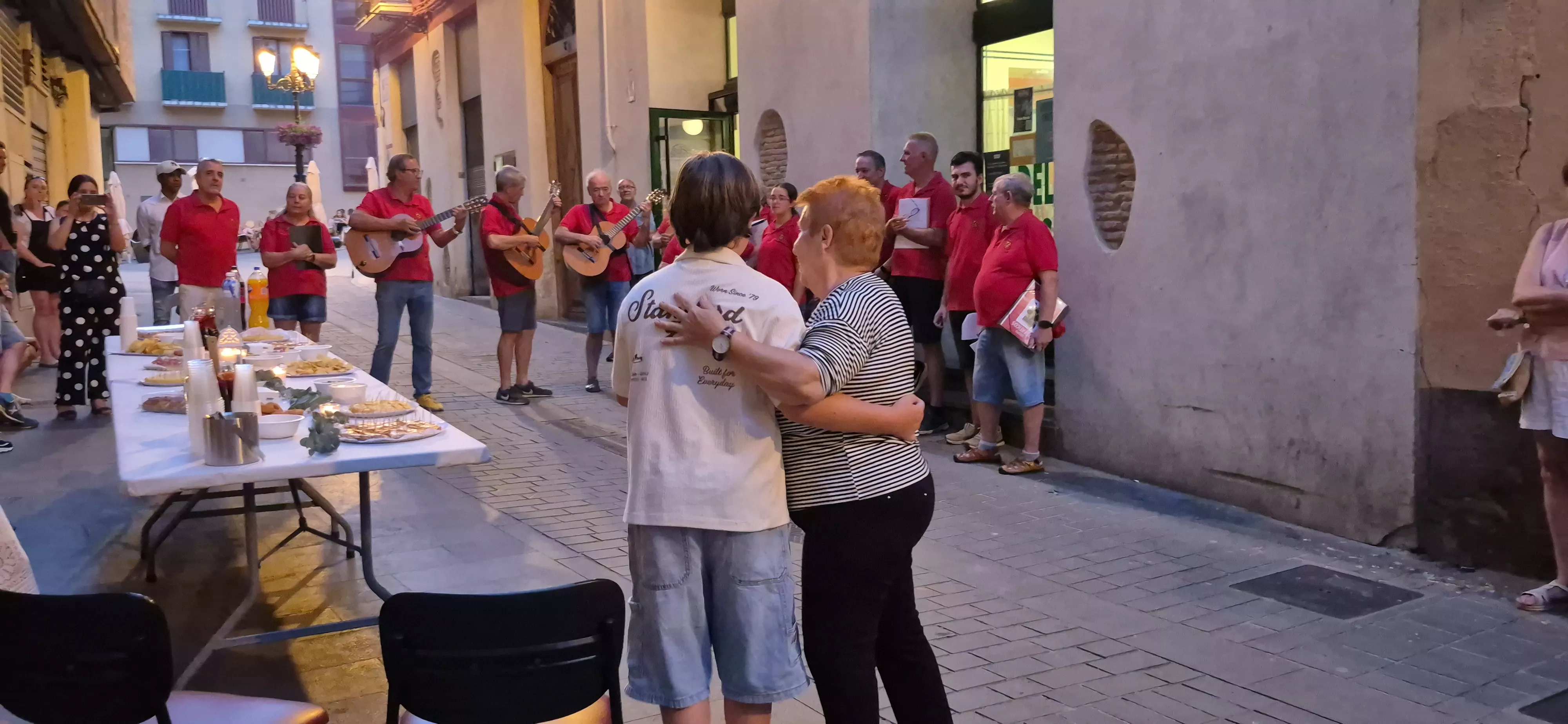 La ronda de Os Faticos en las fiestas del Casco Viejo de Huesca. Foto Myriam Martínez