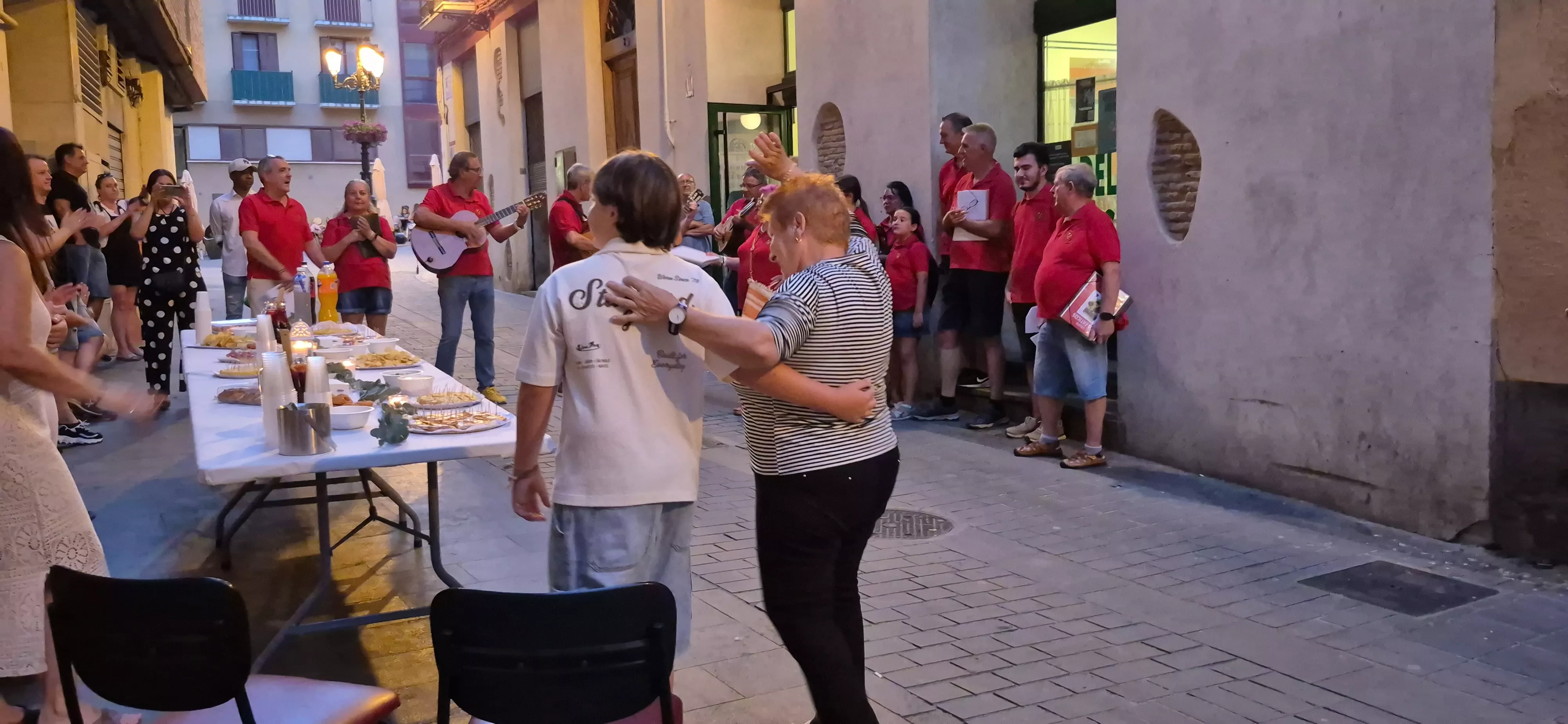 La ronda de Os Faticos en las fiestas del Casco Viejo de Huesca. Foto Myriam Martínez