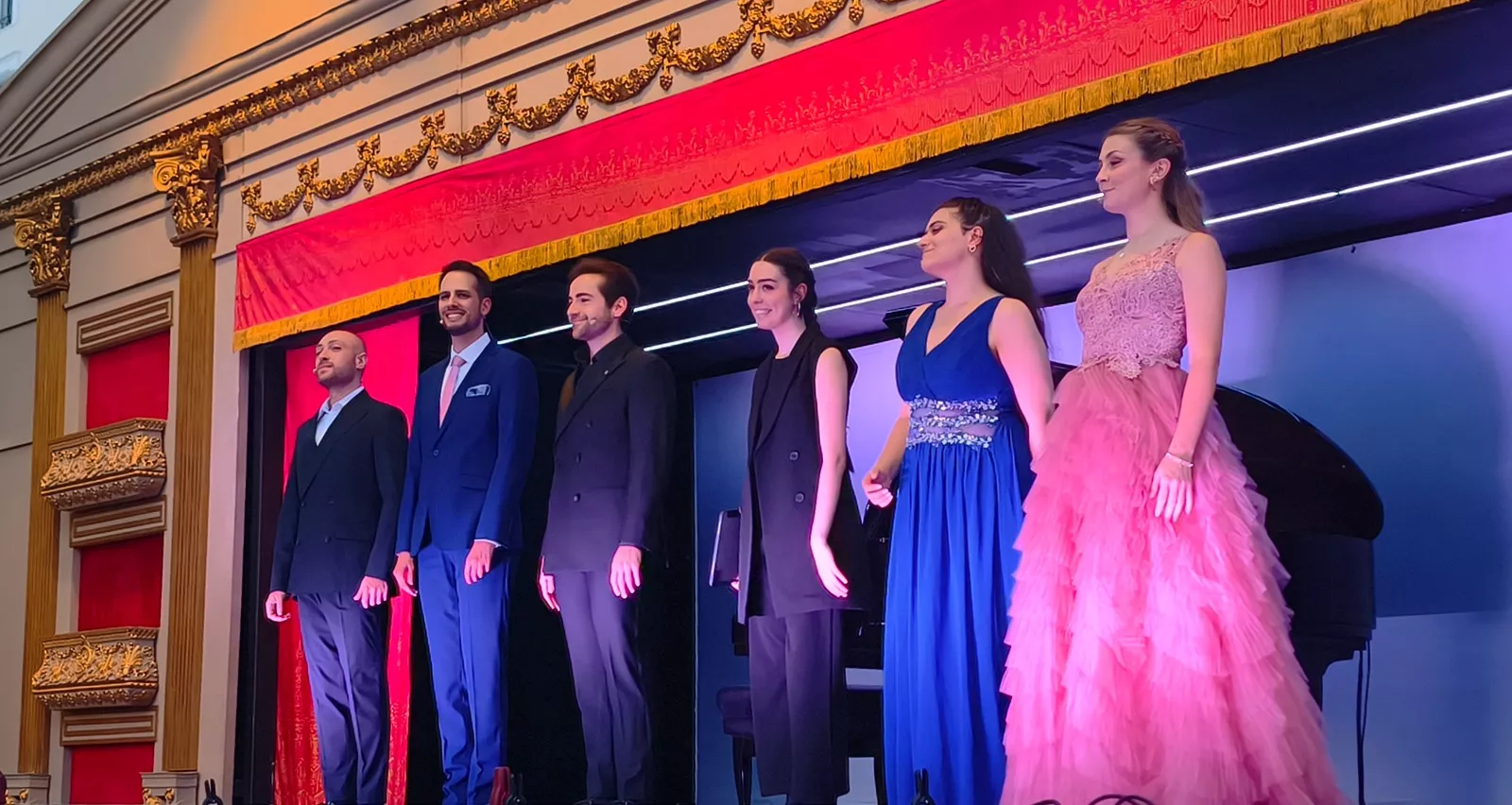 Los intérpretes de Crescendo Jóvenes Talentos del Teatro Real, en la Plaza de Navarra de Huesca