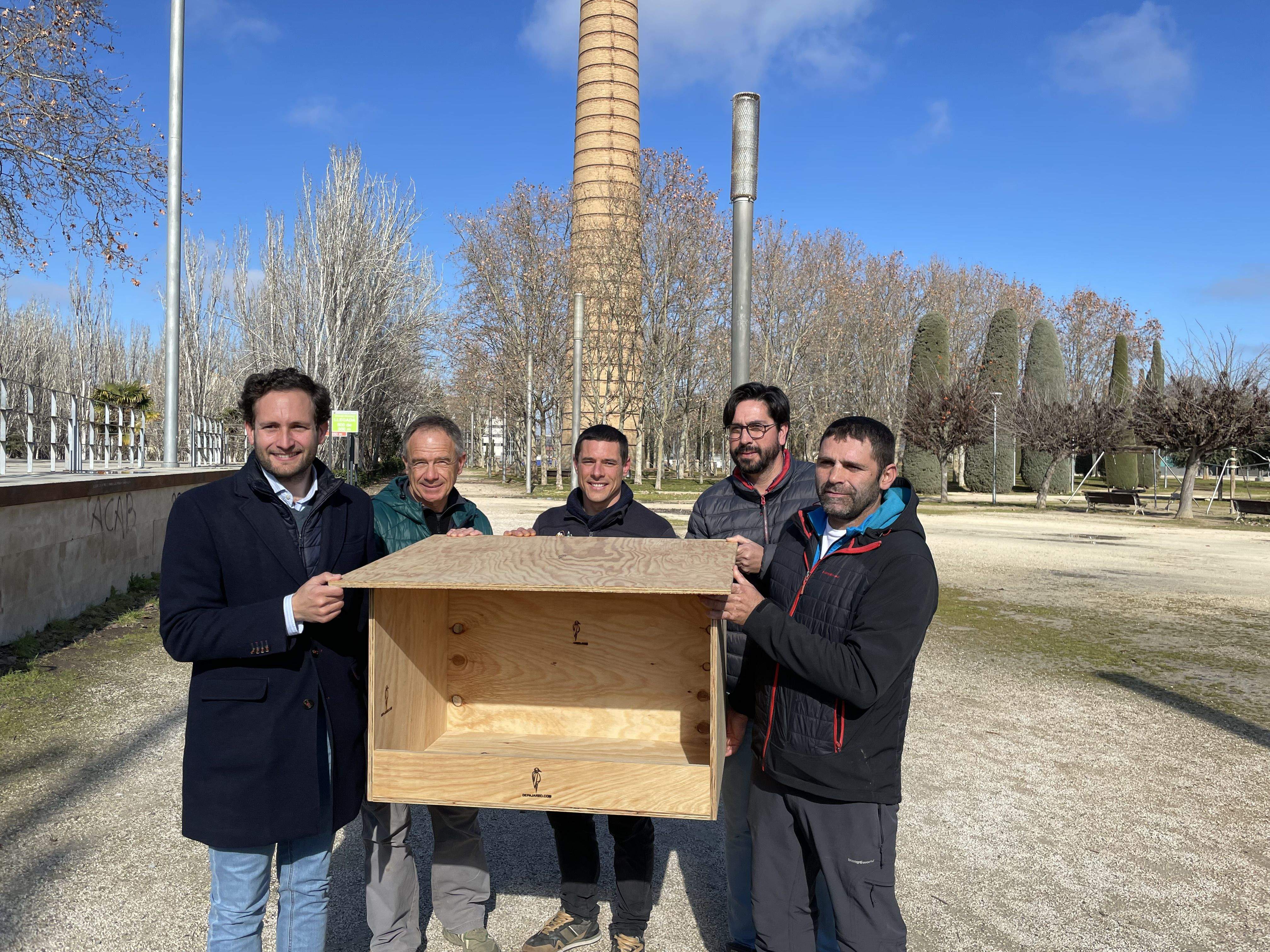 Los participantes en la presentación muestran la caja nido que se subirá a lo alto de la chimenea de la Azucarera.