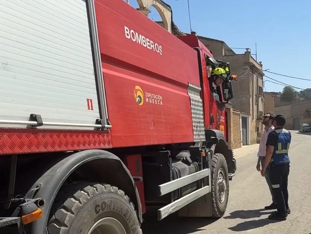 Los bomberos de la DPH crean barreras con Ecofire para proteger pueblos y granjas del incendio de Tamarite.