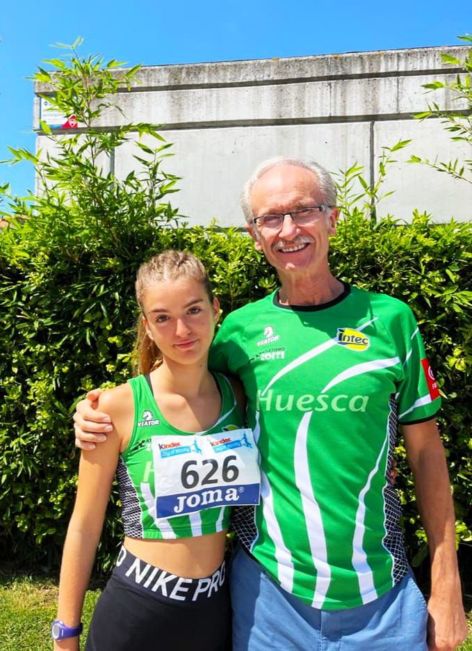 La marchadora zoitista Sara Latorre y su entrenador, Ángel Ruata.