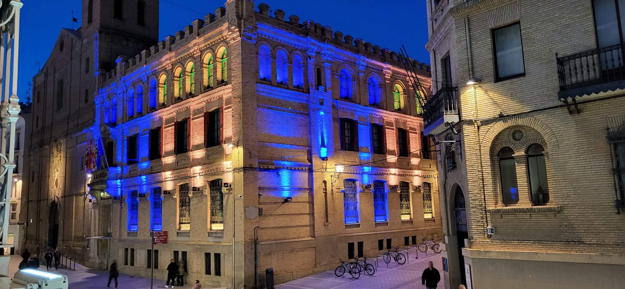 La sede de La Hoya iluminada con los colores de Ucrania la tarde de este viernes.