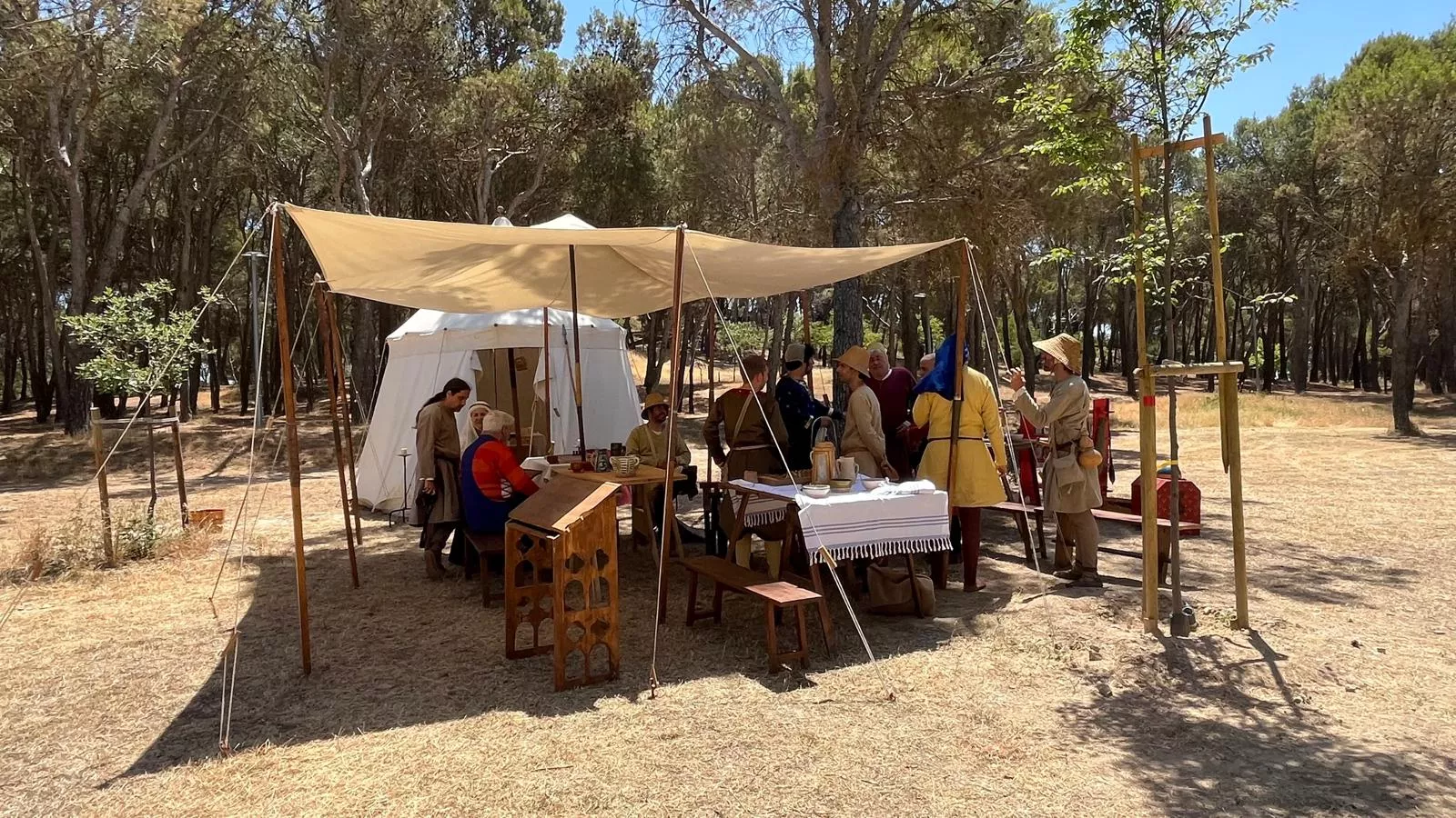 Campamento instalado en el cerro de San Jorge. Foto Mercedes Manterola