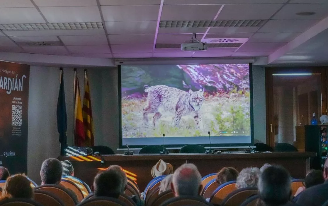 Proyección en Lanaja de la Plataforma por la reintroducción del Lince en Monegros. Foto Apache Comunicación