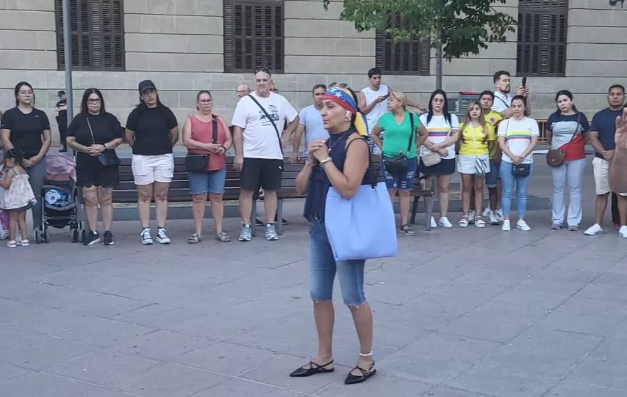 Carolina Méndez en la concentración en la Plaza de Navarra de Huesca