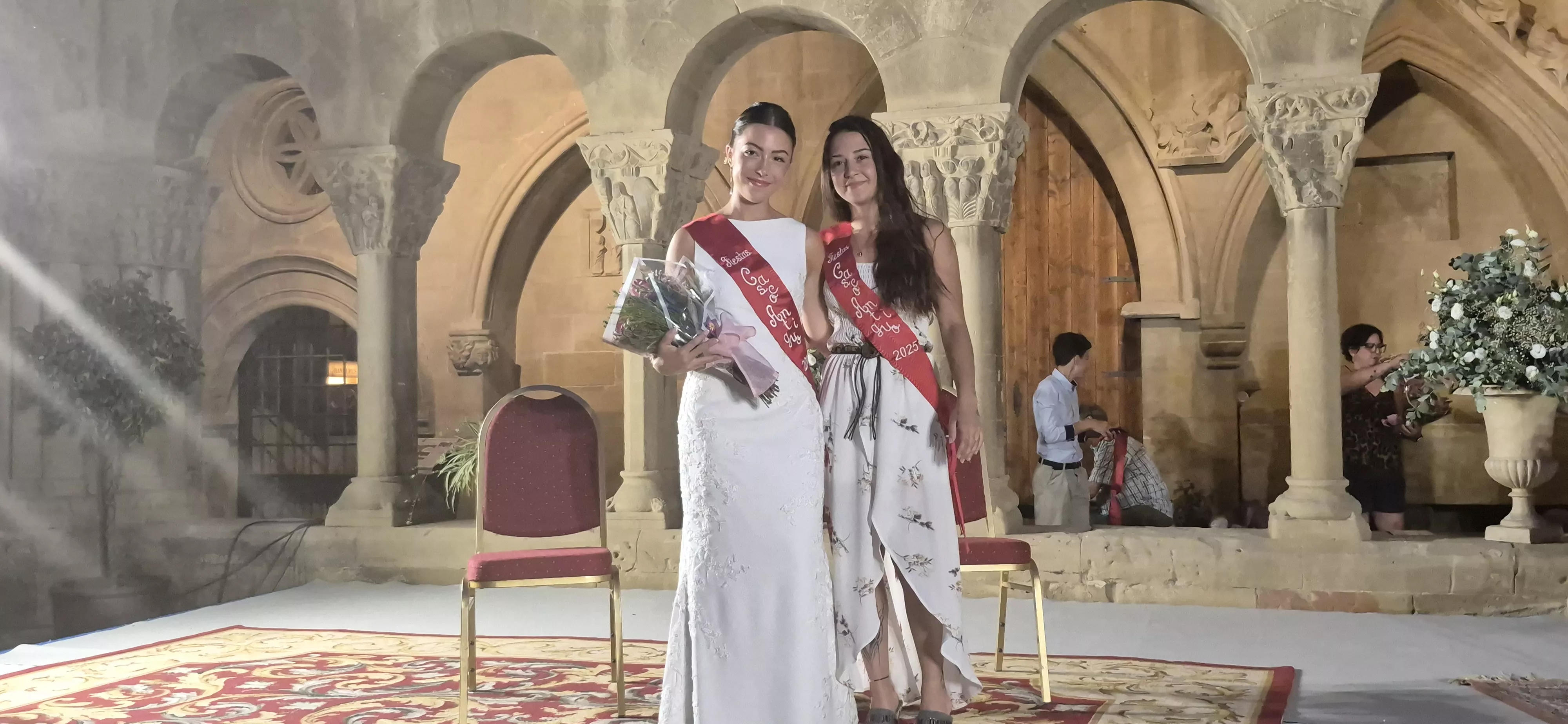 Jael González Escartín ha recibido la banda que la acredita como Mairalesa Mayor del Casco Viejo 2026. Foto Myriam Martínez