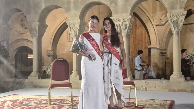 Jael González Escartín ha recibido la banda que la acredita como Mairalesa Mayor del Casco Viejo 2026. Foto Myriam Martínez