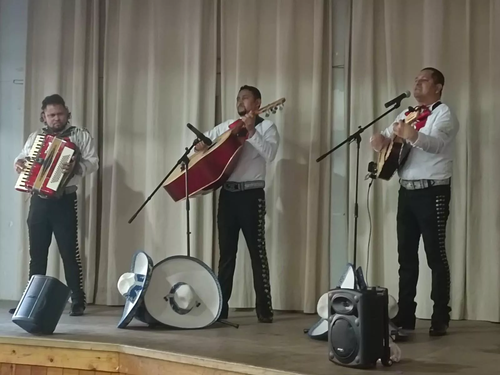 Mariachis son de México en Siresa