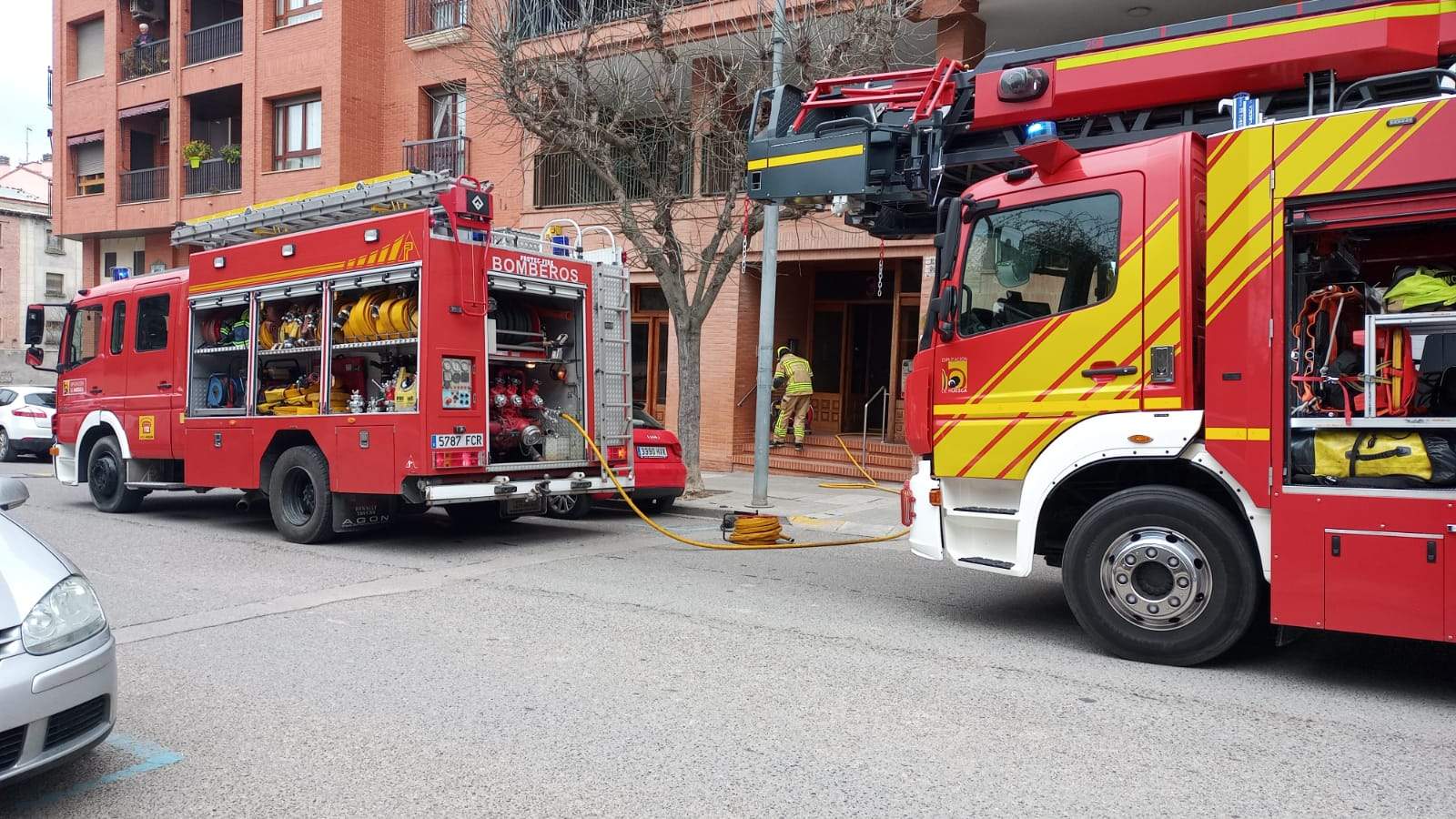 Efectivos del Speis han extinguido el incendio declarado en el cuarto de contadores.
