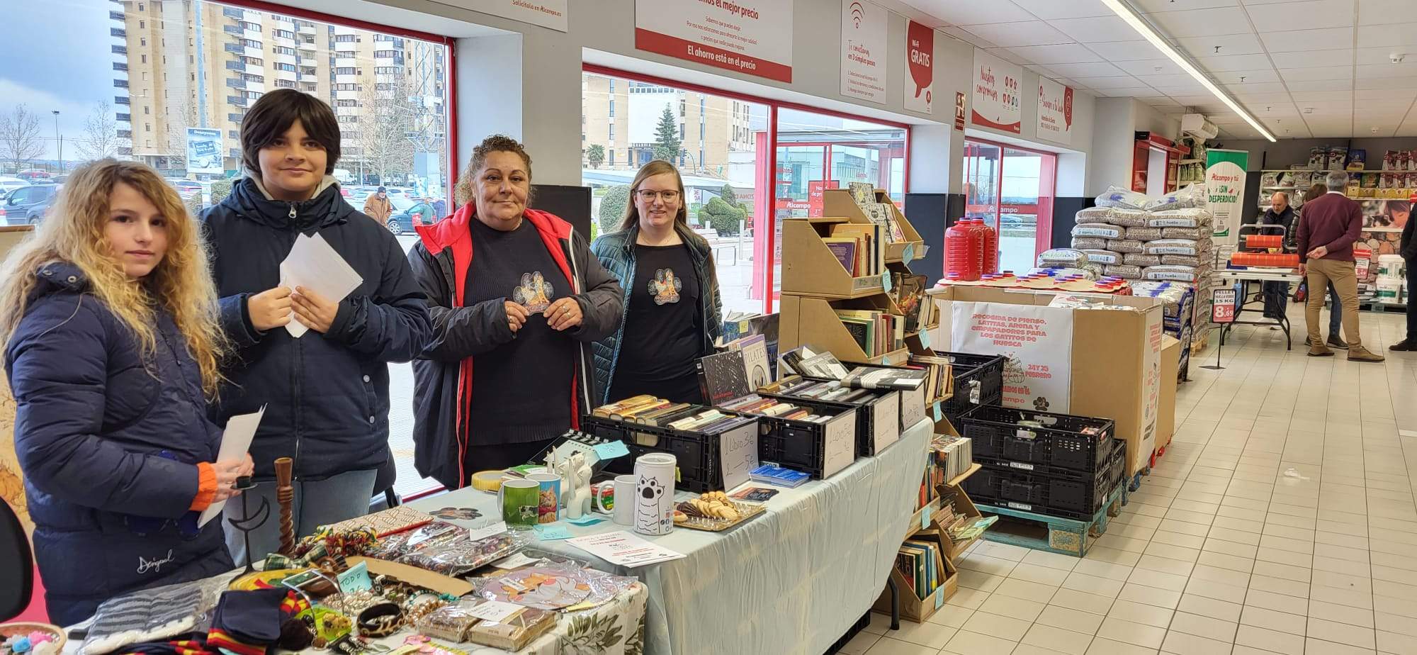 Valeria, Pelayo, Montse y Sara, Salvando Huellas Huesca, en el Centro Comercial Alcampo.