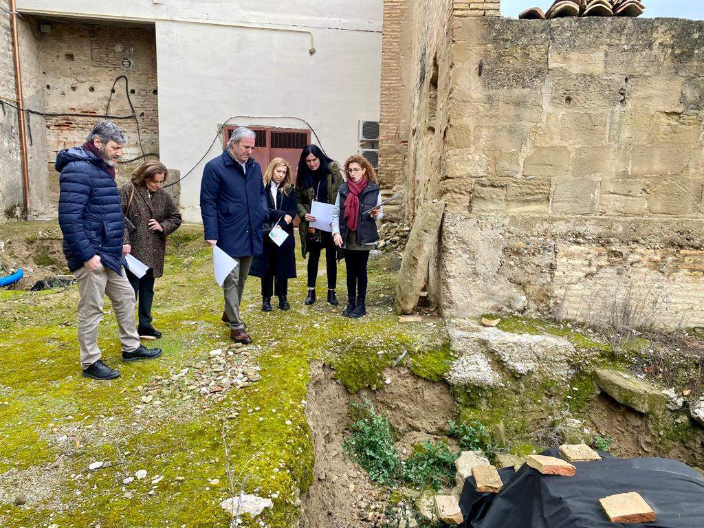Azcón, Orduna y otros representantes del PP en su visita a la parte posterior de la Catedral de Huesca.
