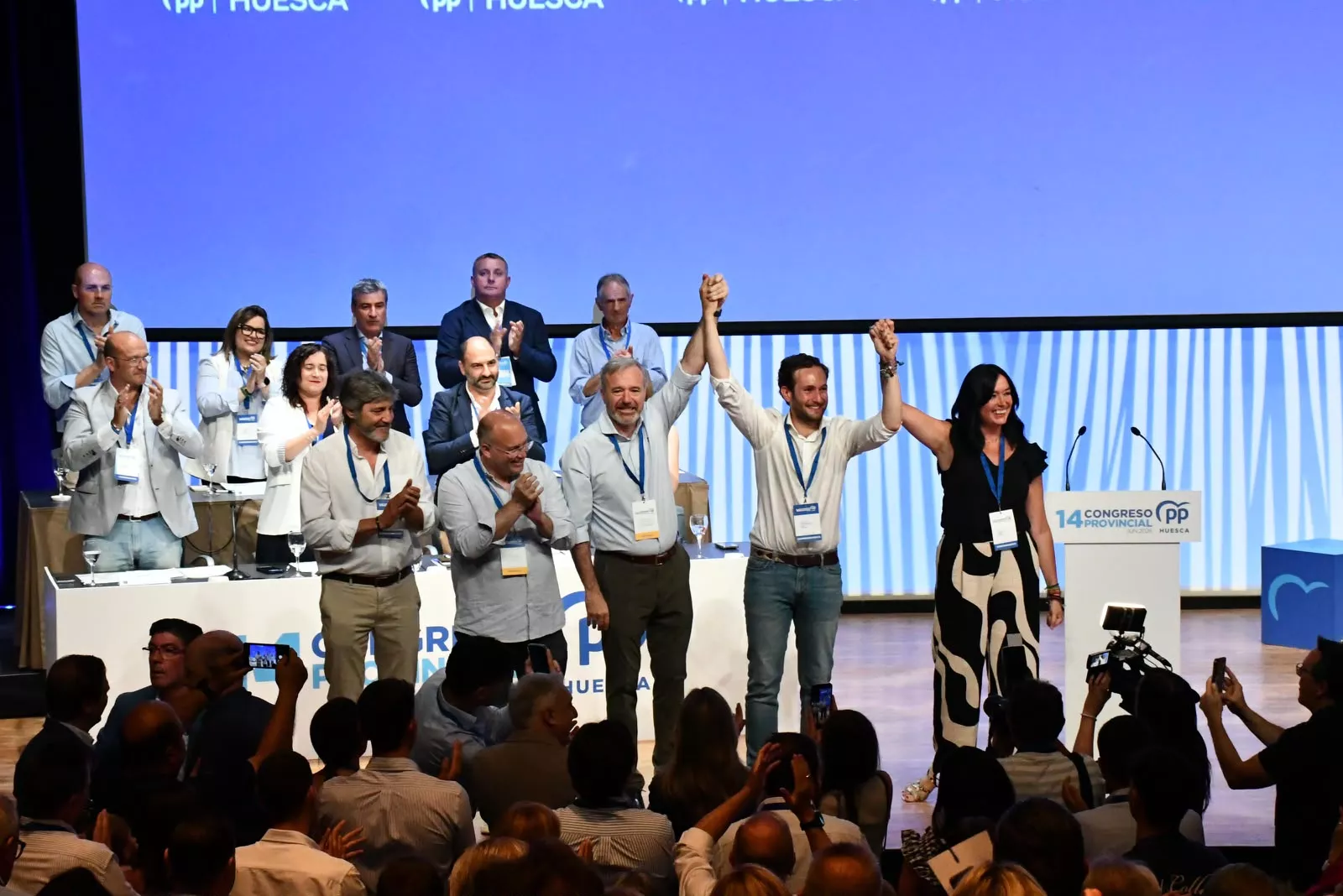 Saludo final del Congreso con Isaac Claver, Tellado, Azcón, Orduna y otros dirigentes del PP