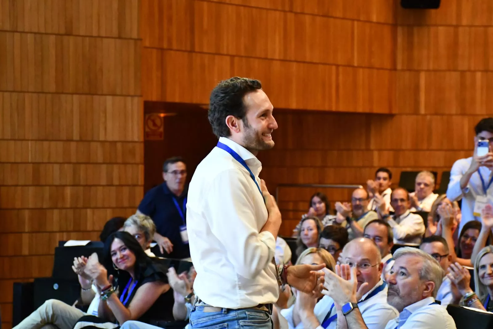 Isaac Claver saluda a los congresistas