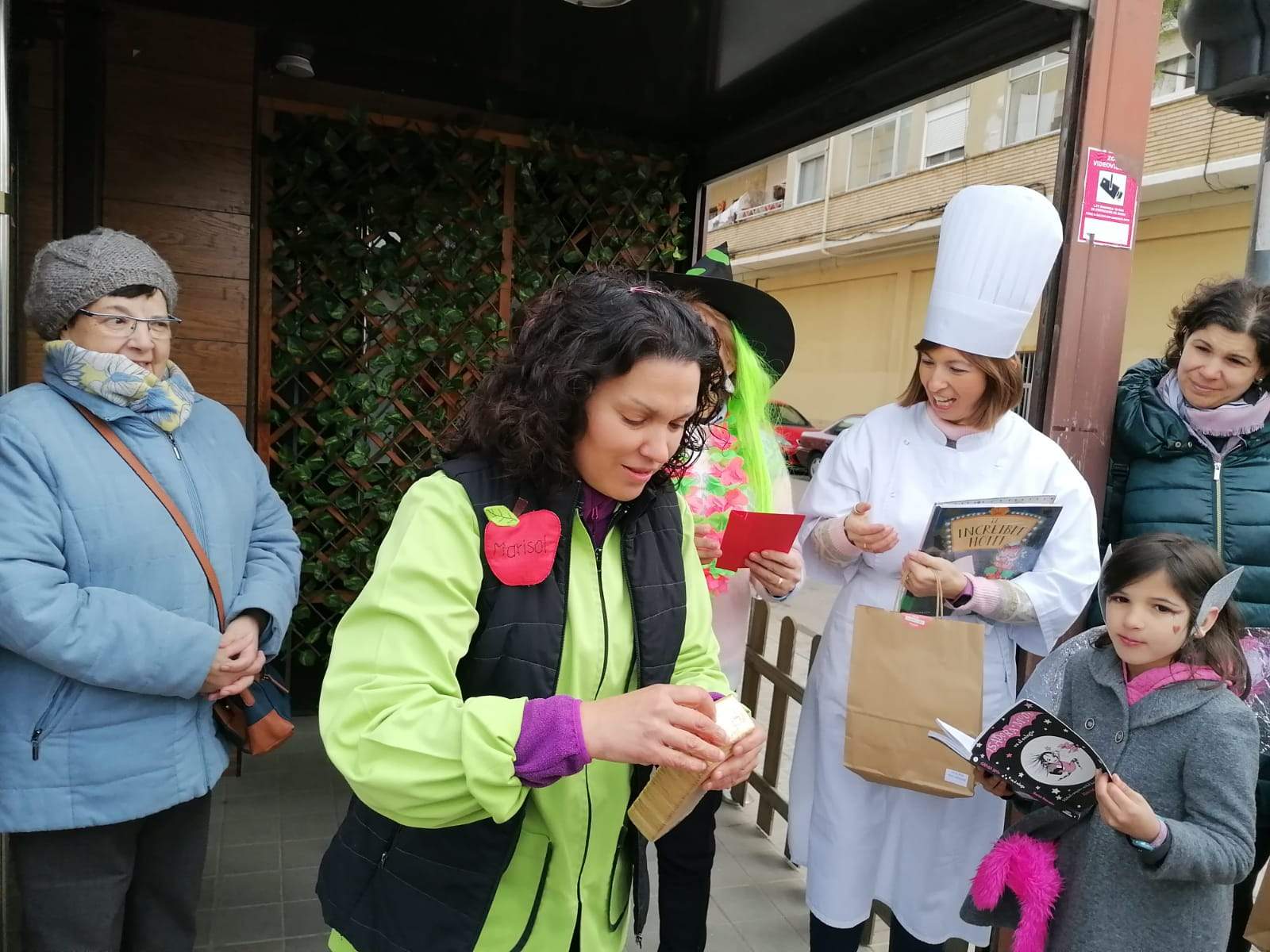 Pasacalle literario en el barrio del Perpetuo Socorro. Foto Myriam Martínez 