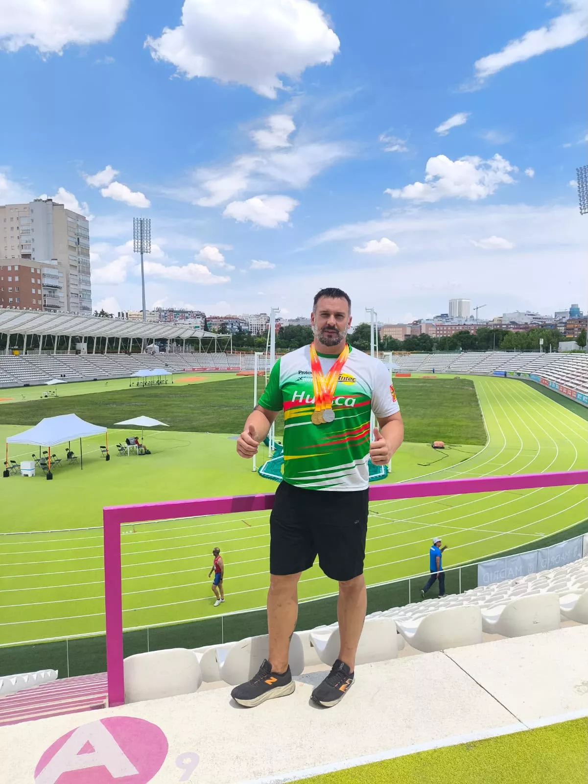 Luis Led y sus medallas, dos de oro y una de plata.